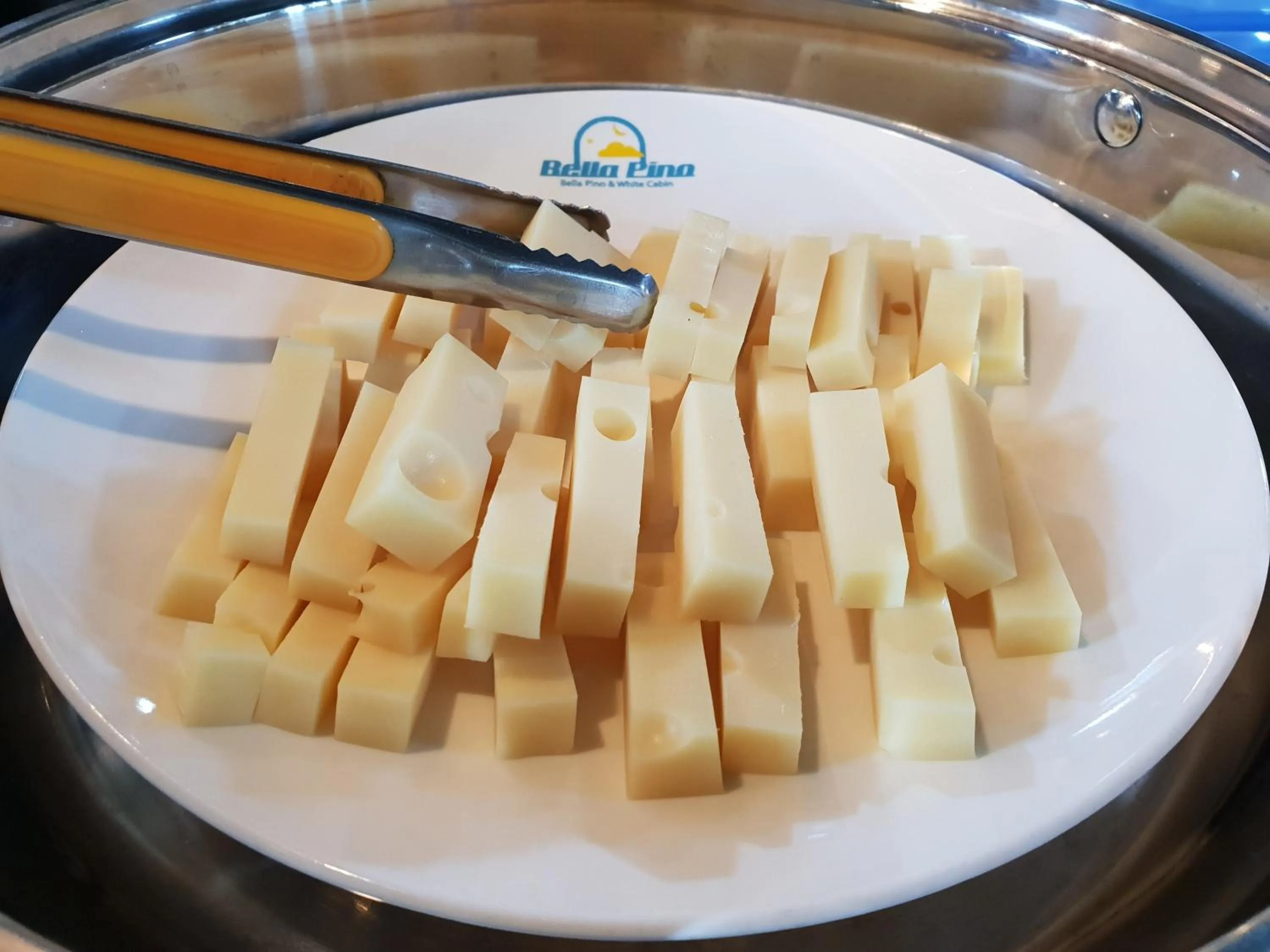 Breakfast in White Cabin