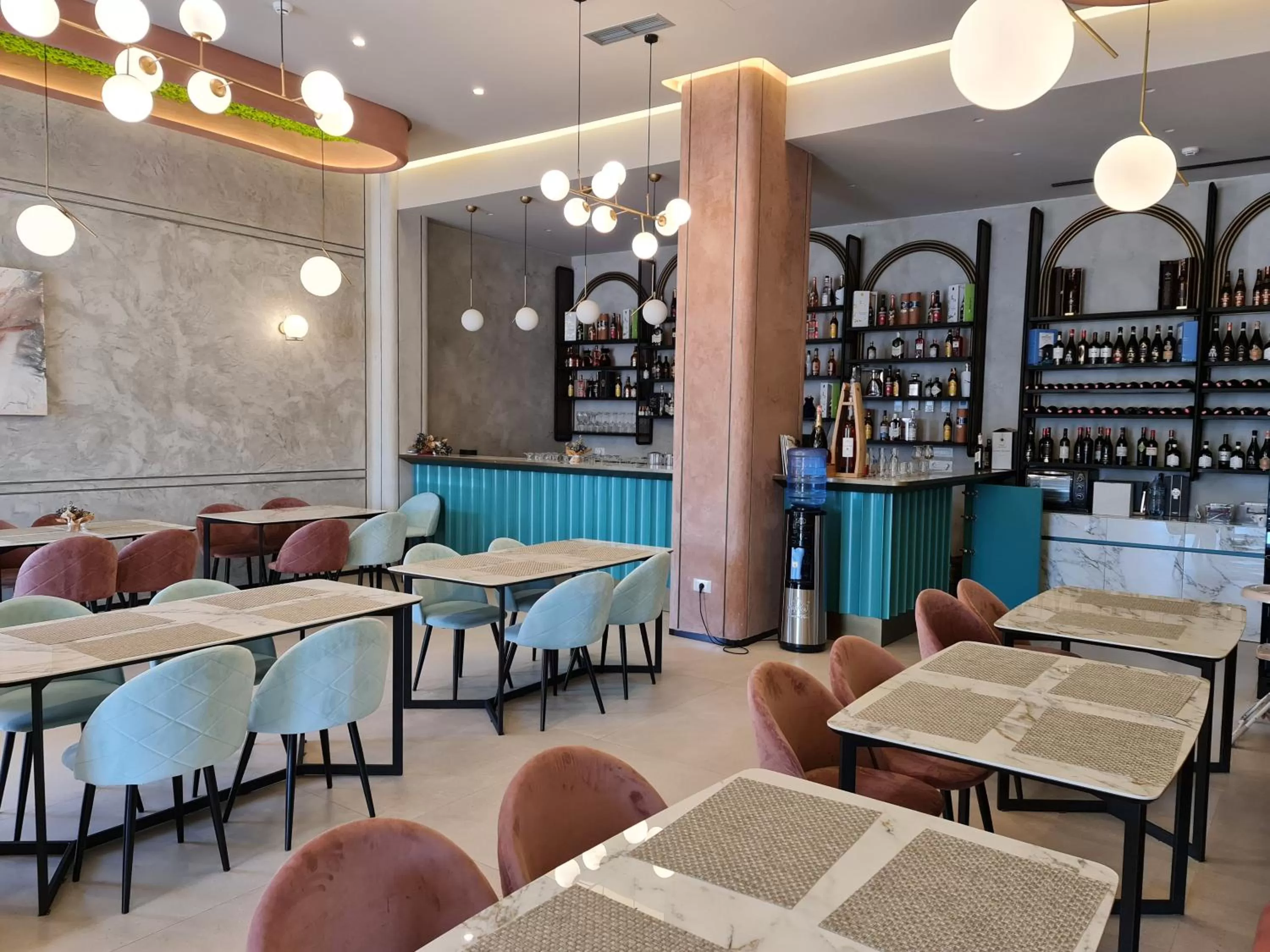 Restaurant/places to eat in Hotel Aross