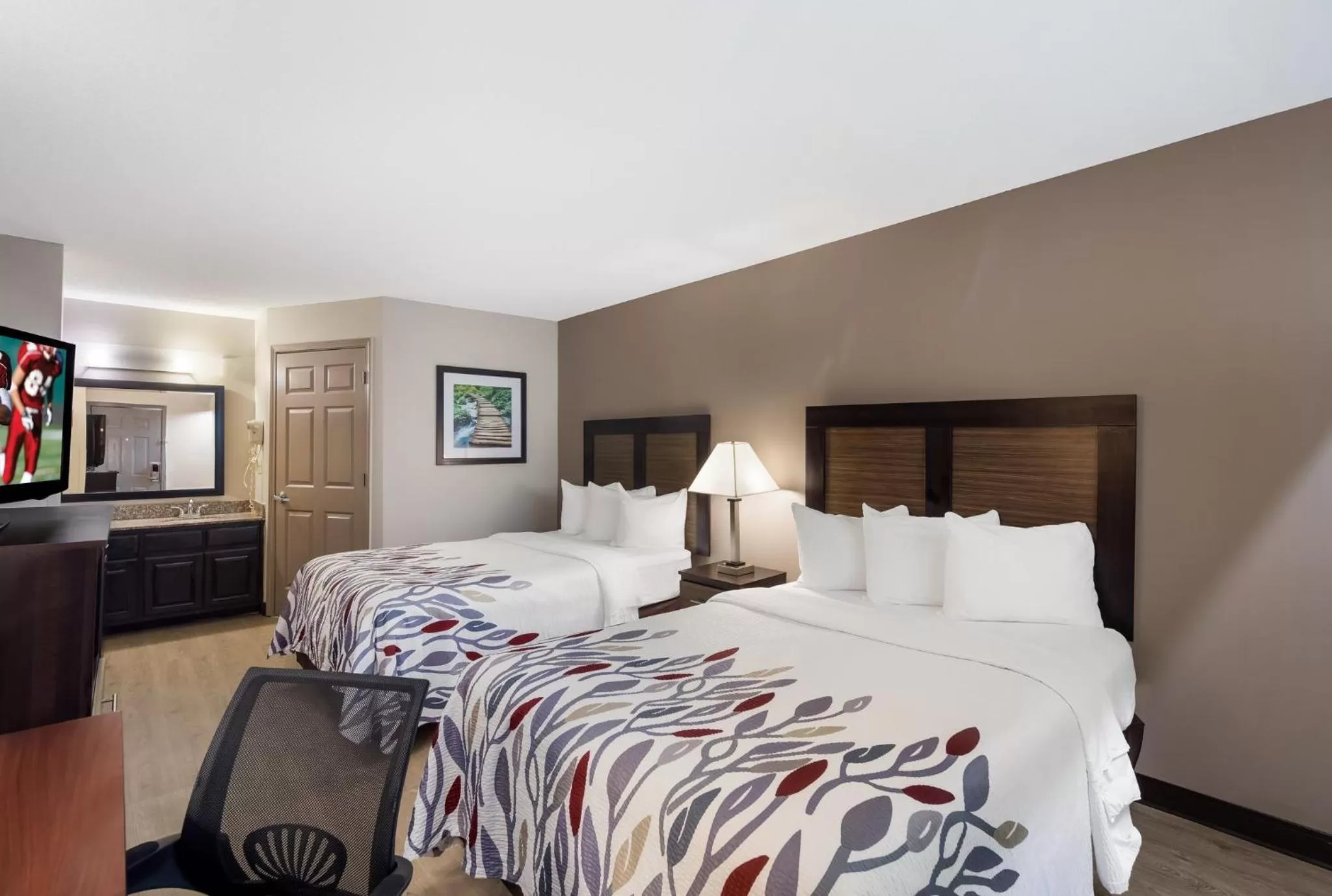 Photo of the whole room, Bed in Red Roof Inn Jasper