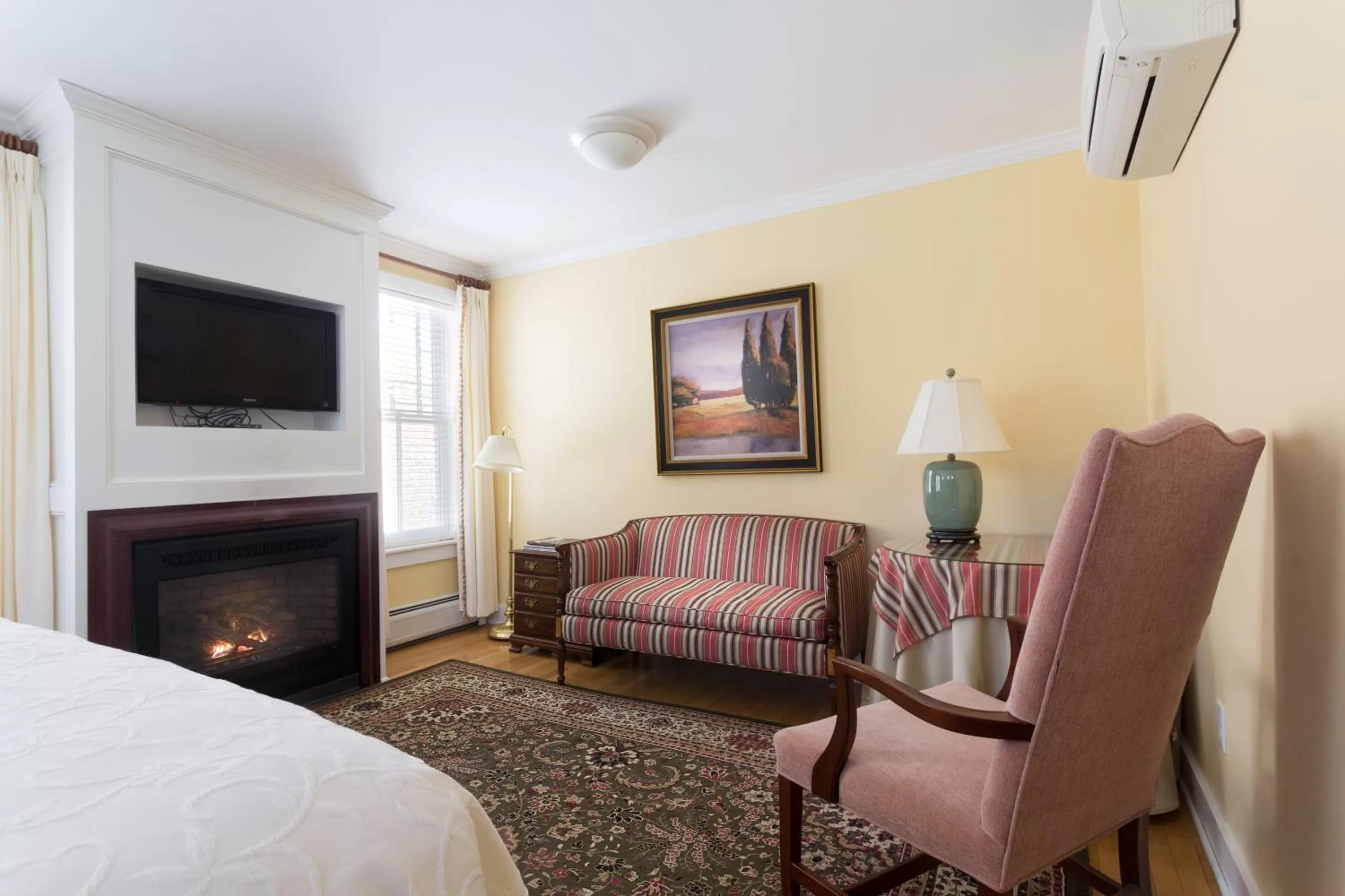 Seating area, Bed in The Inn at Manchester