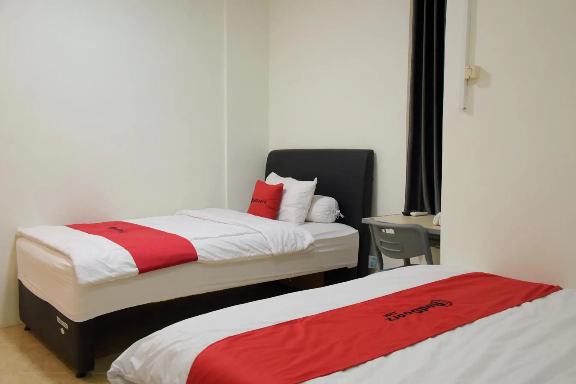 Bedroom, Bed in RedDoorz near GOR Satria Purwokerto