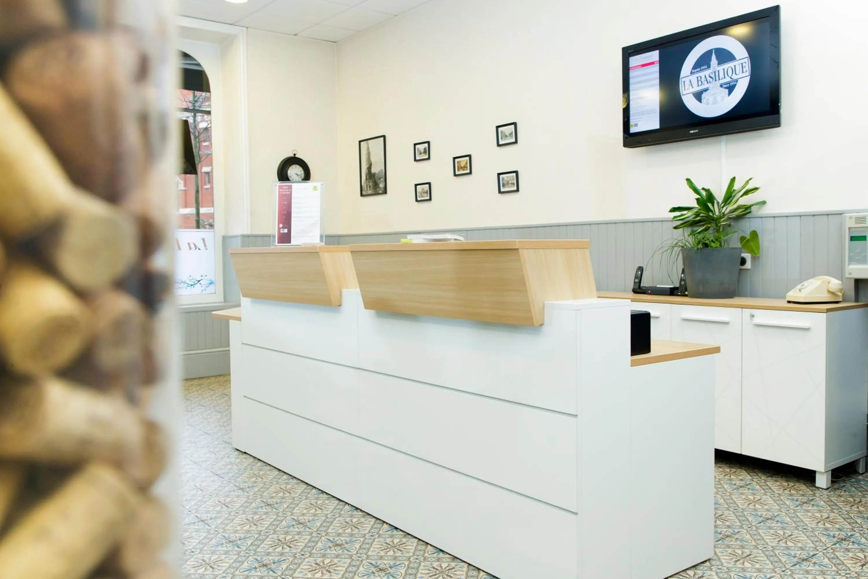 Lobby or reception in Logis Hotel & Restaurant de la Basilique