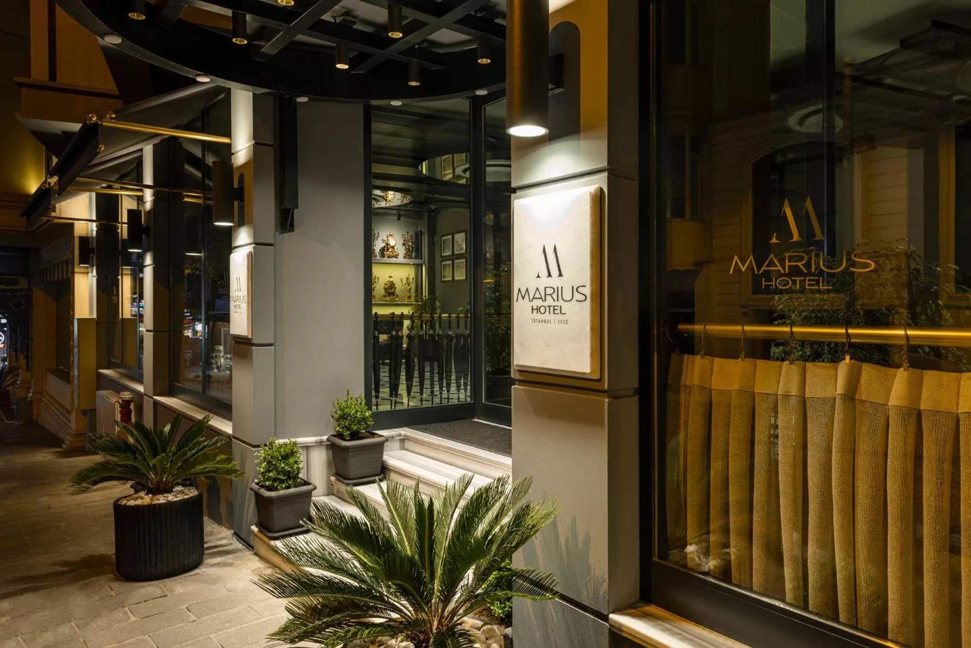 Facade/entrance in Marius Hotel