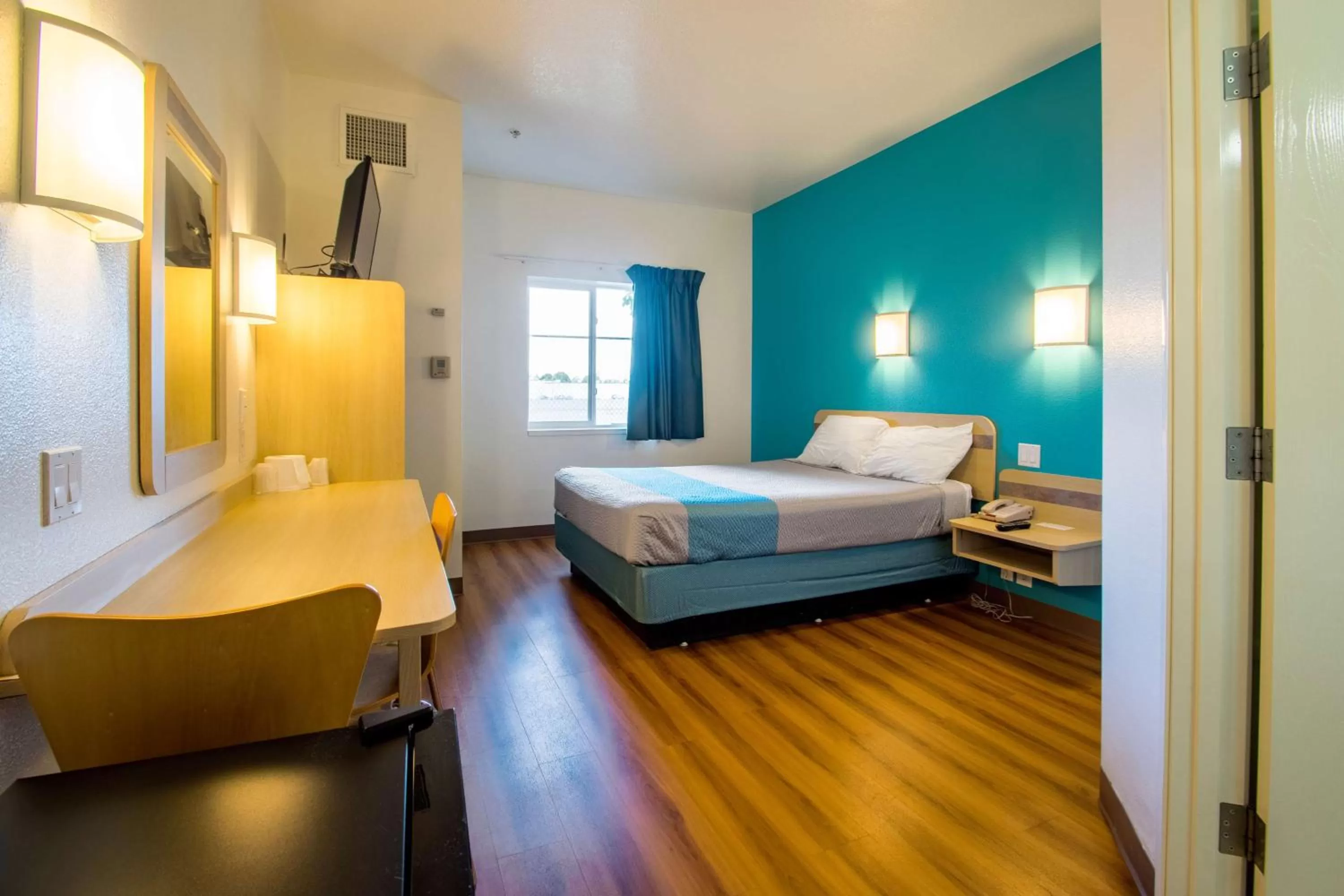 Seating area in Motel 6-Portland, OR - North