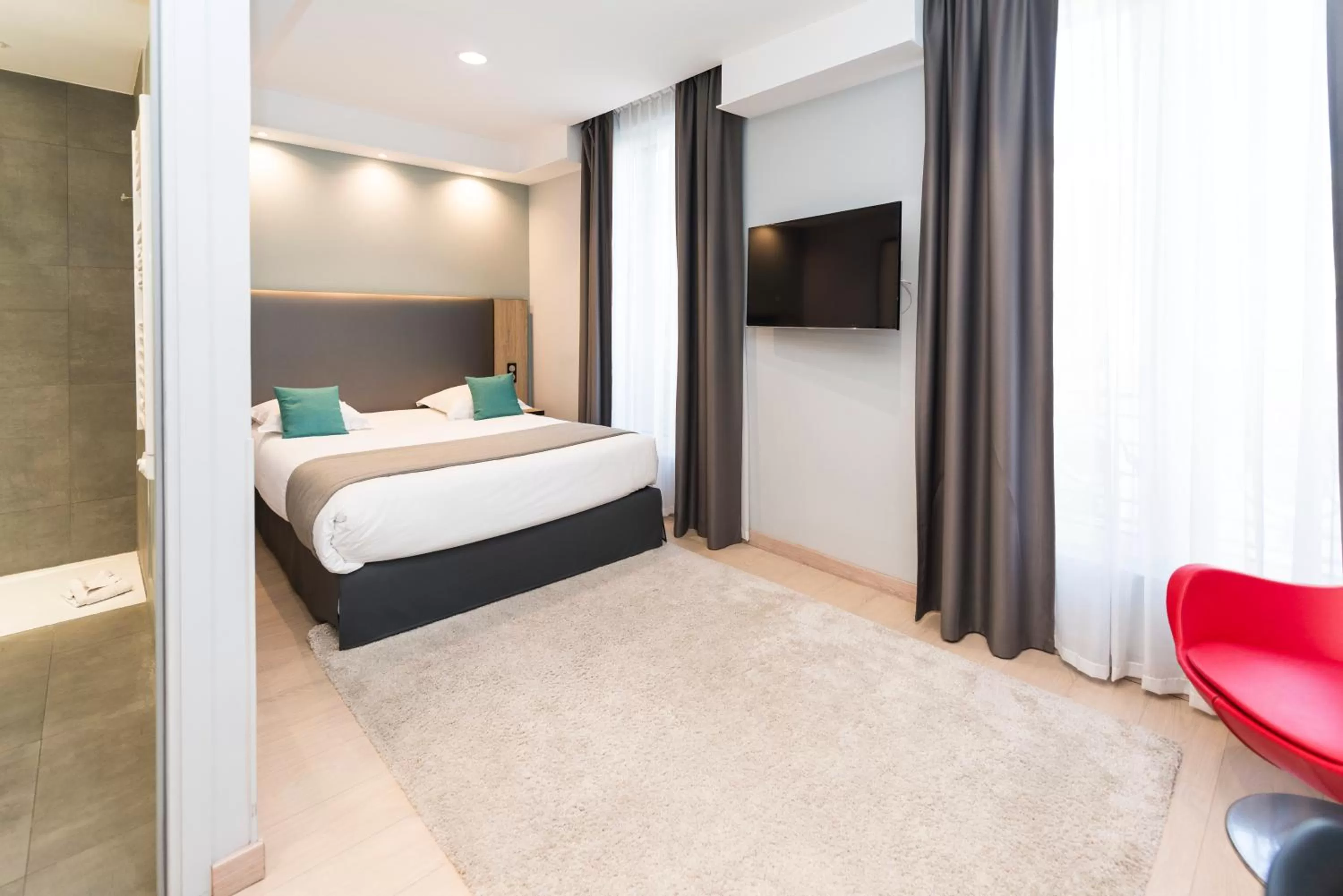 Photo of the whole room, Bed in Grand Hôtel Clichy Paris