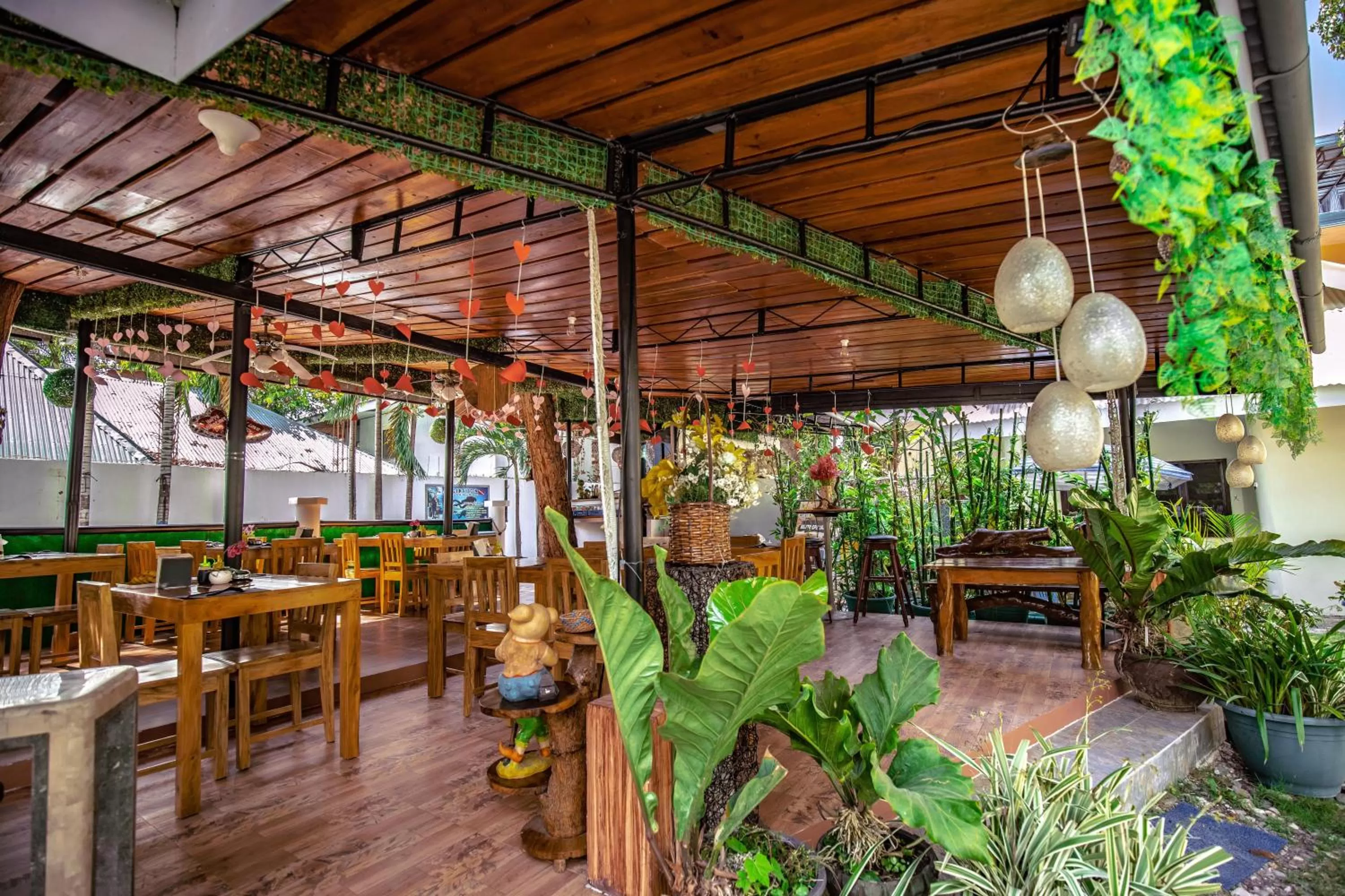 Restaurant/Places to Eat in Pescadores Suites Moalboal