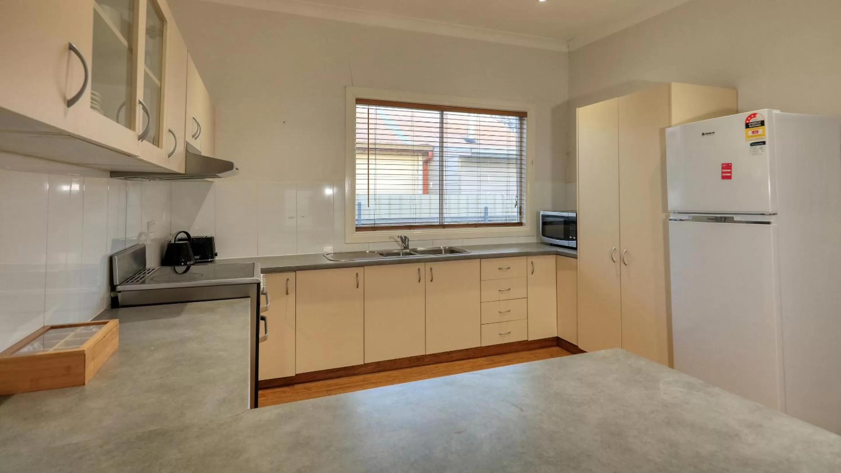 Kitchen or kitchenette in Castlereagh Lodge Motel