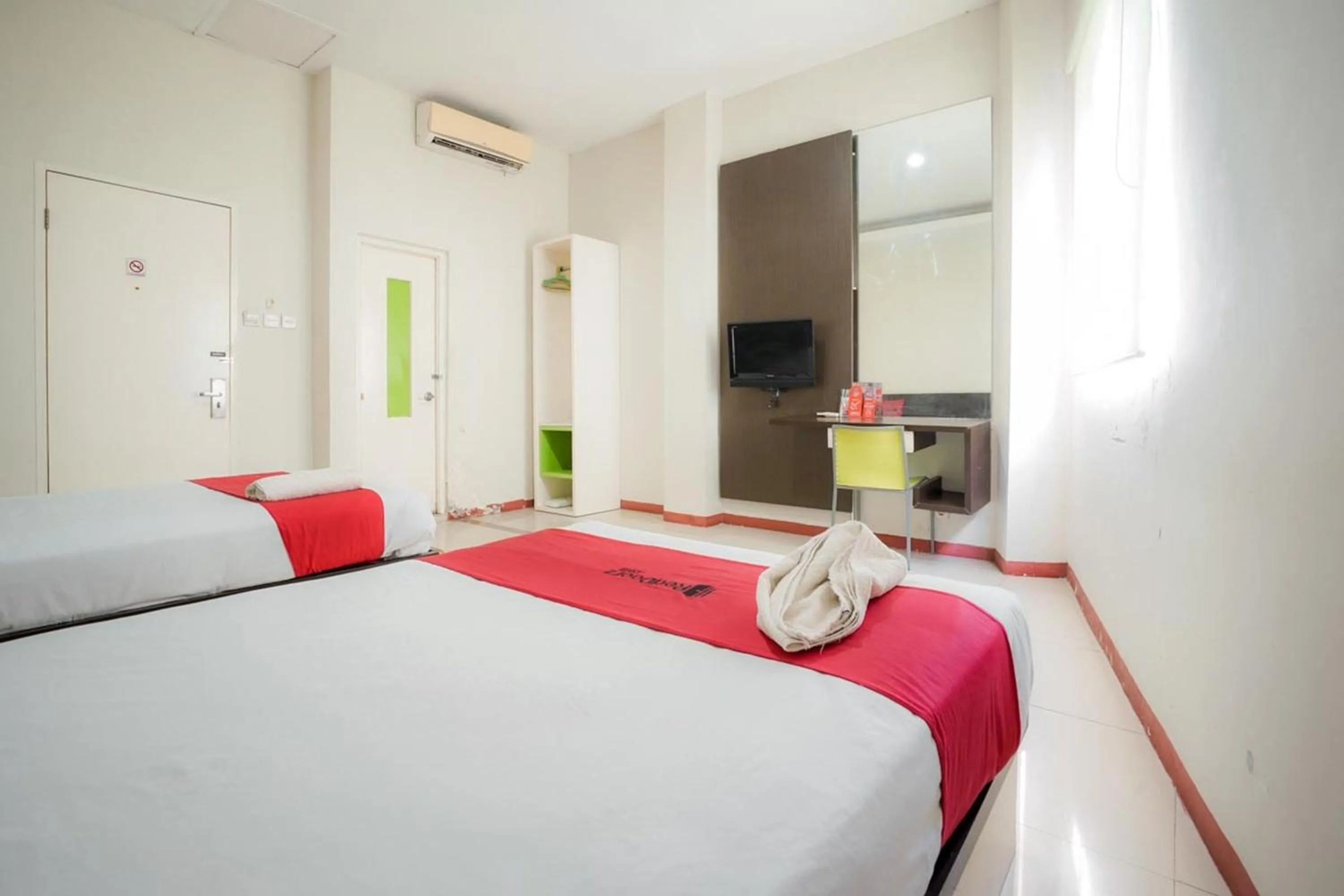 Bedroom, Bed in RedDoorz near Pantai Pede