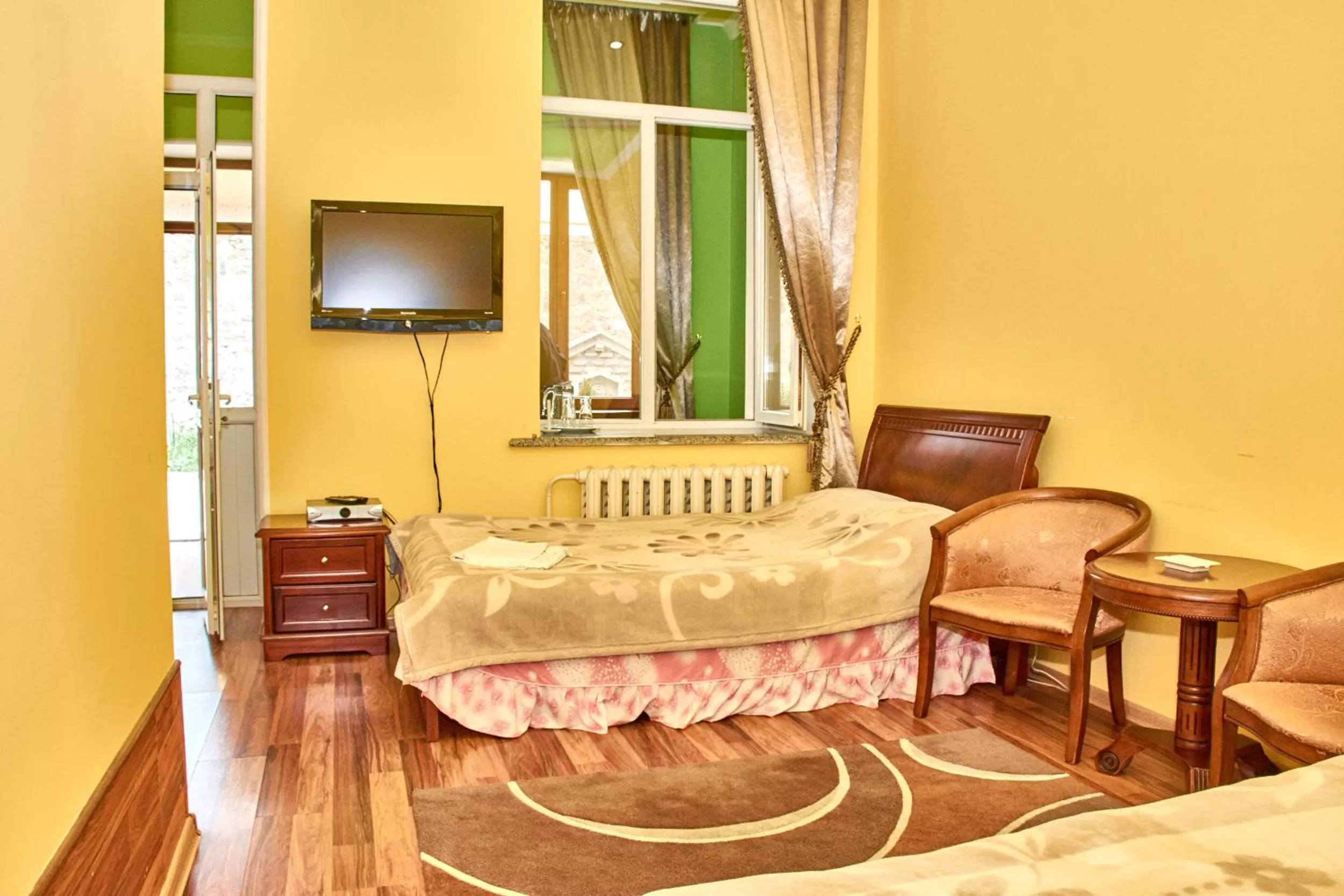 TV/Entertainment Center in Hotel Art-Seg