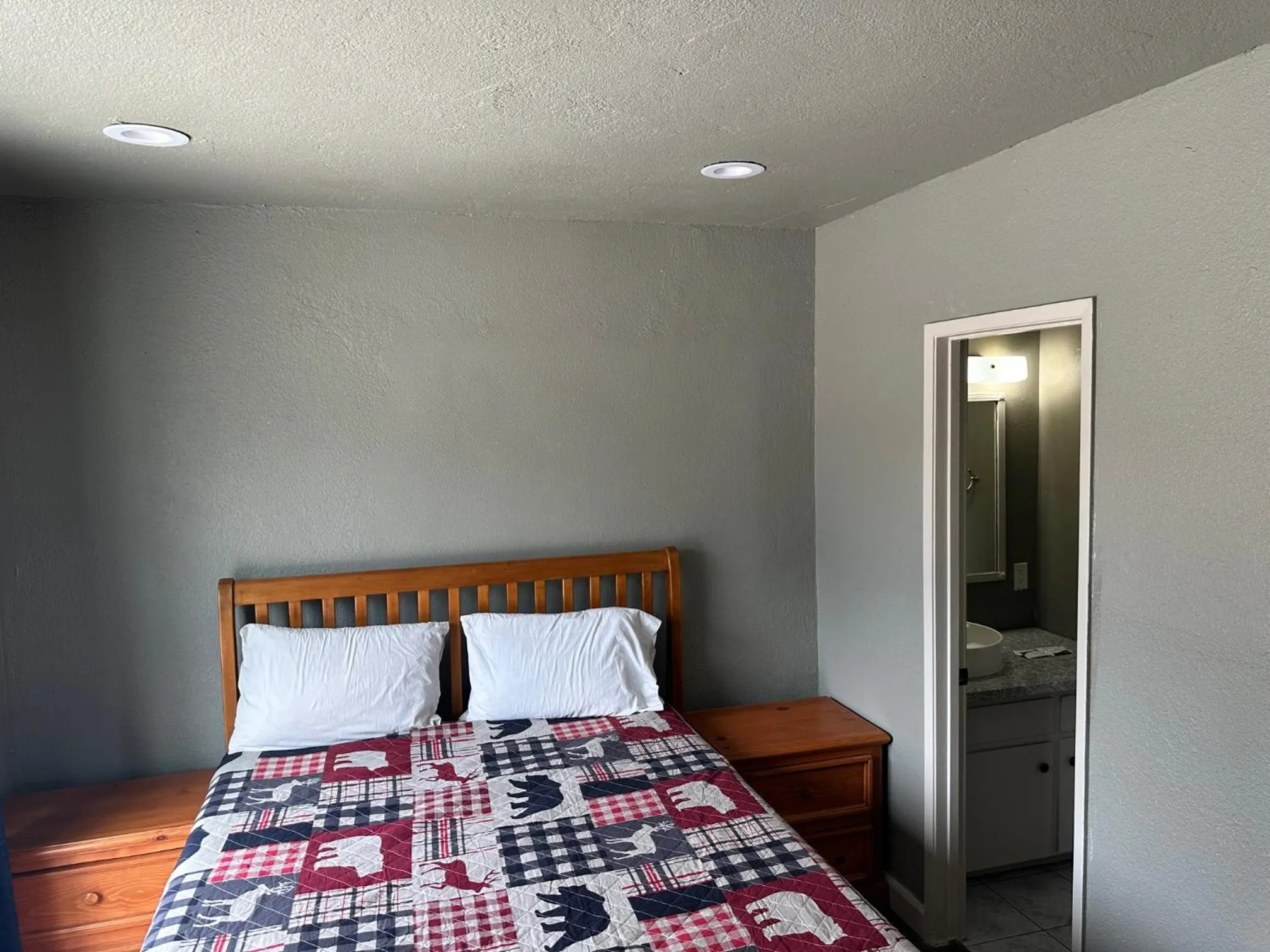 Bed in Mountain Trail Lodge and Vacation Rentals