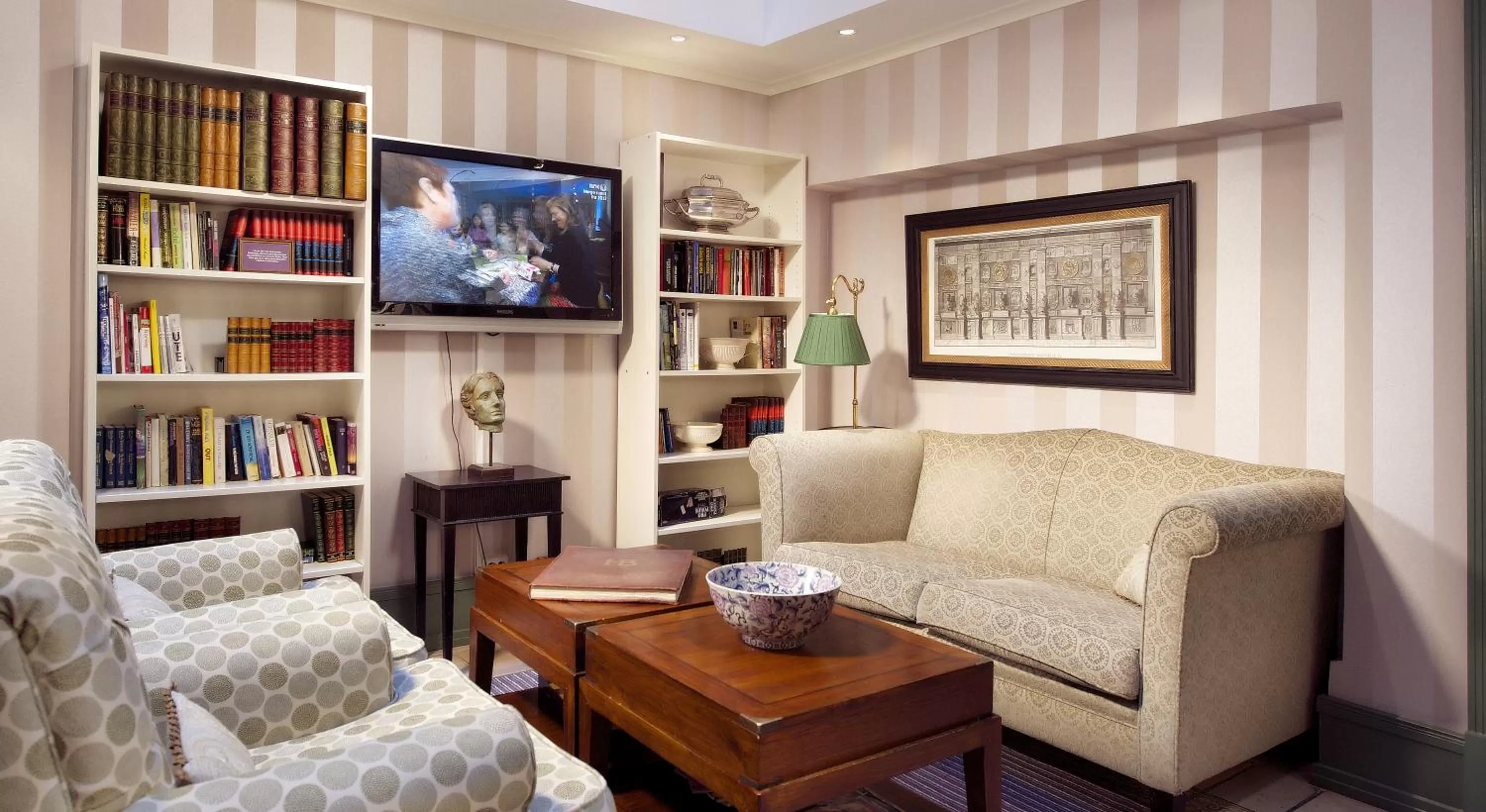 Communal lounge/ TV room in Home Hotel Bastion