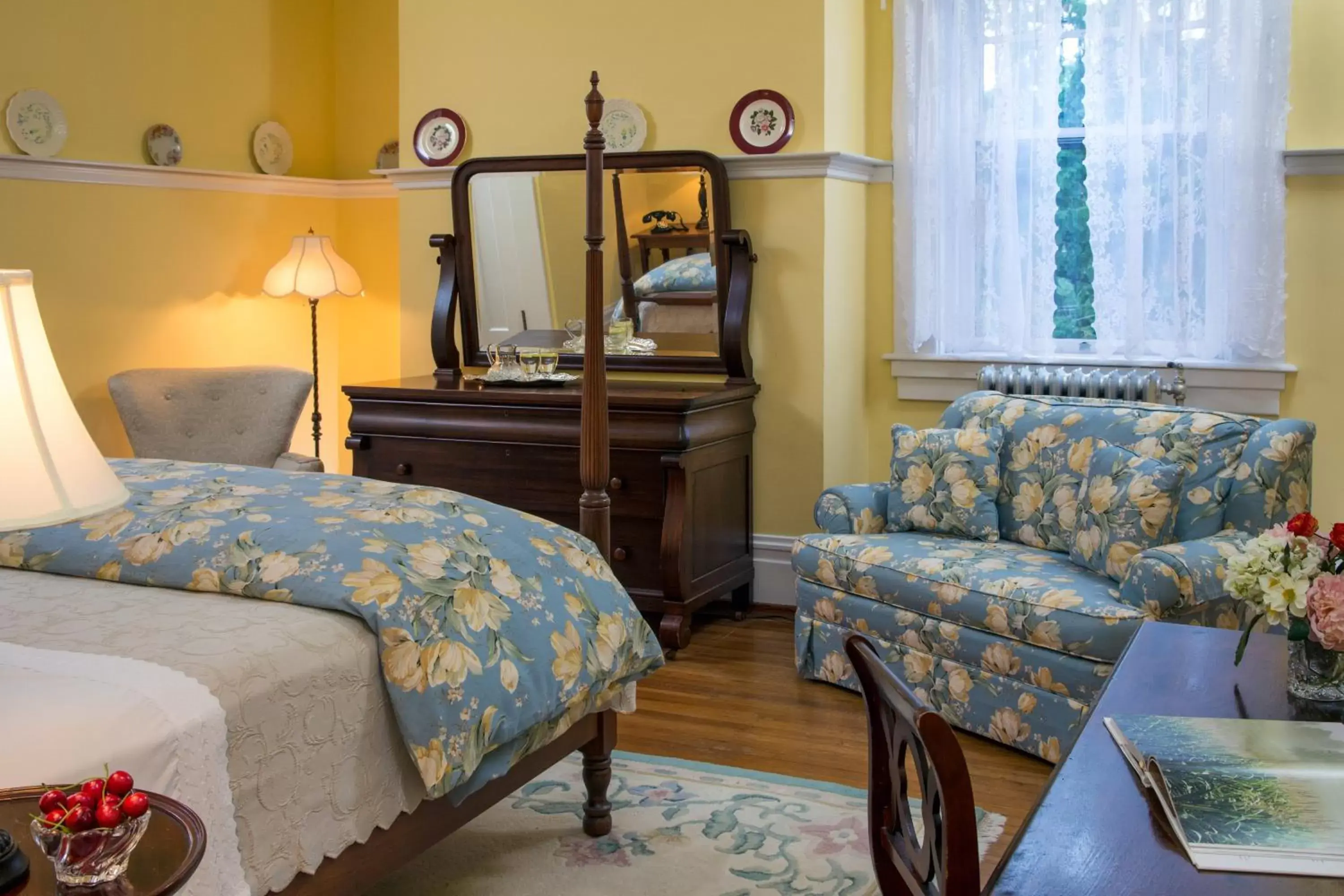 Standard King Room in Mercersburg Inn Standard King Room in Mercersburg Inn