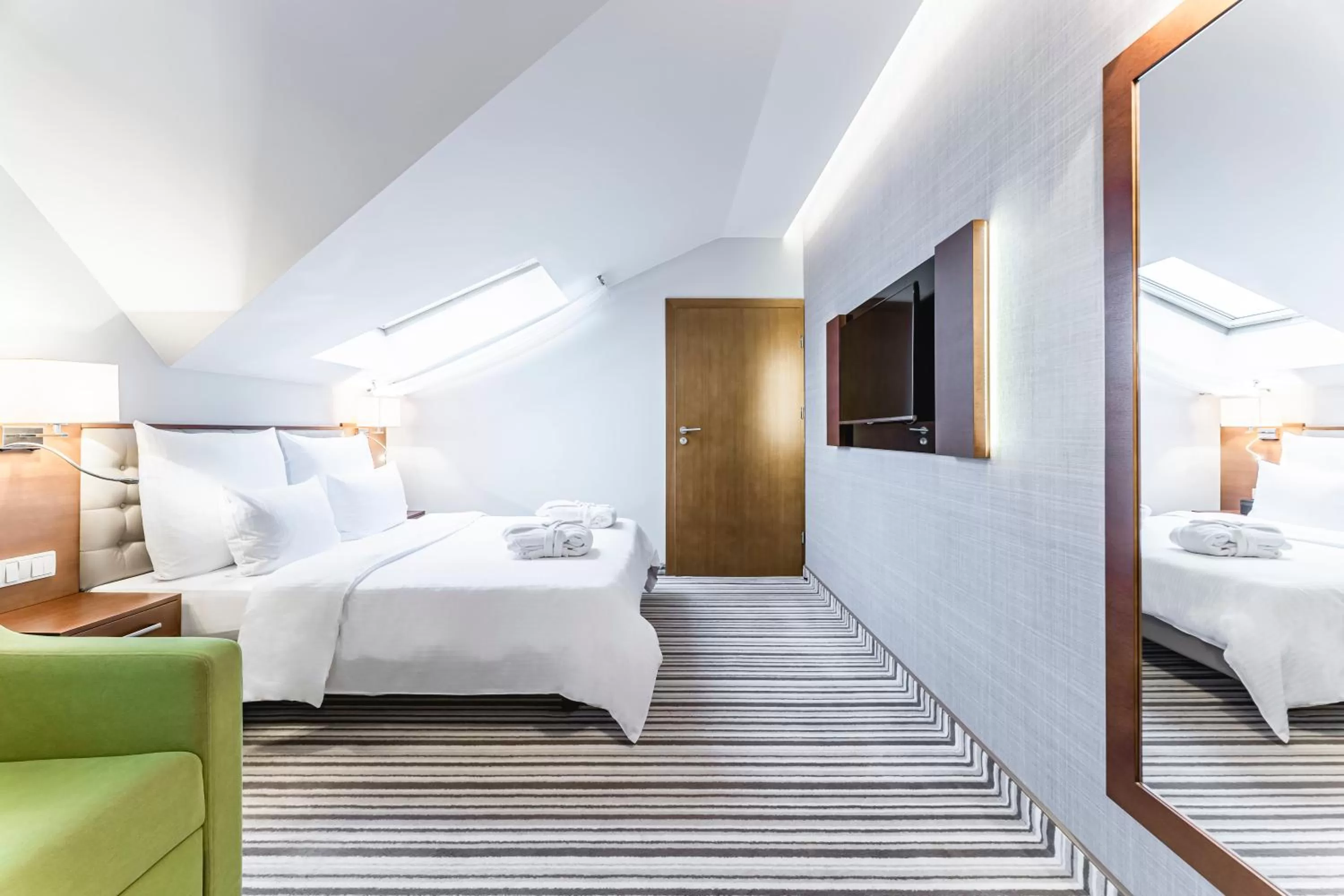 Communal lounge/ TV room, Bed in Hotel Wieniawski