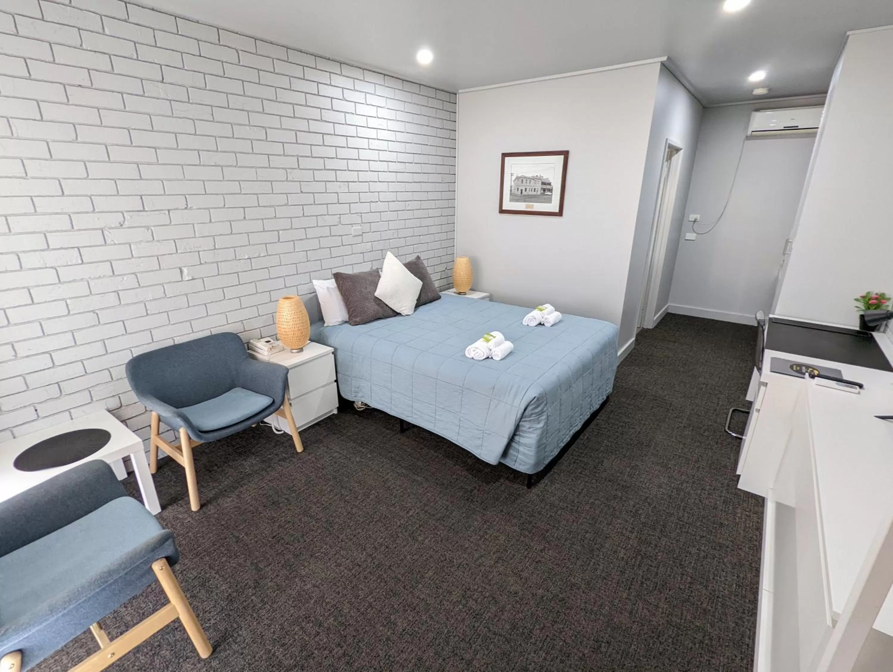 Bed in Homestead Motor Inn & Apartments