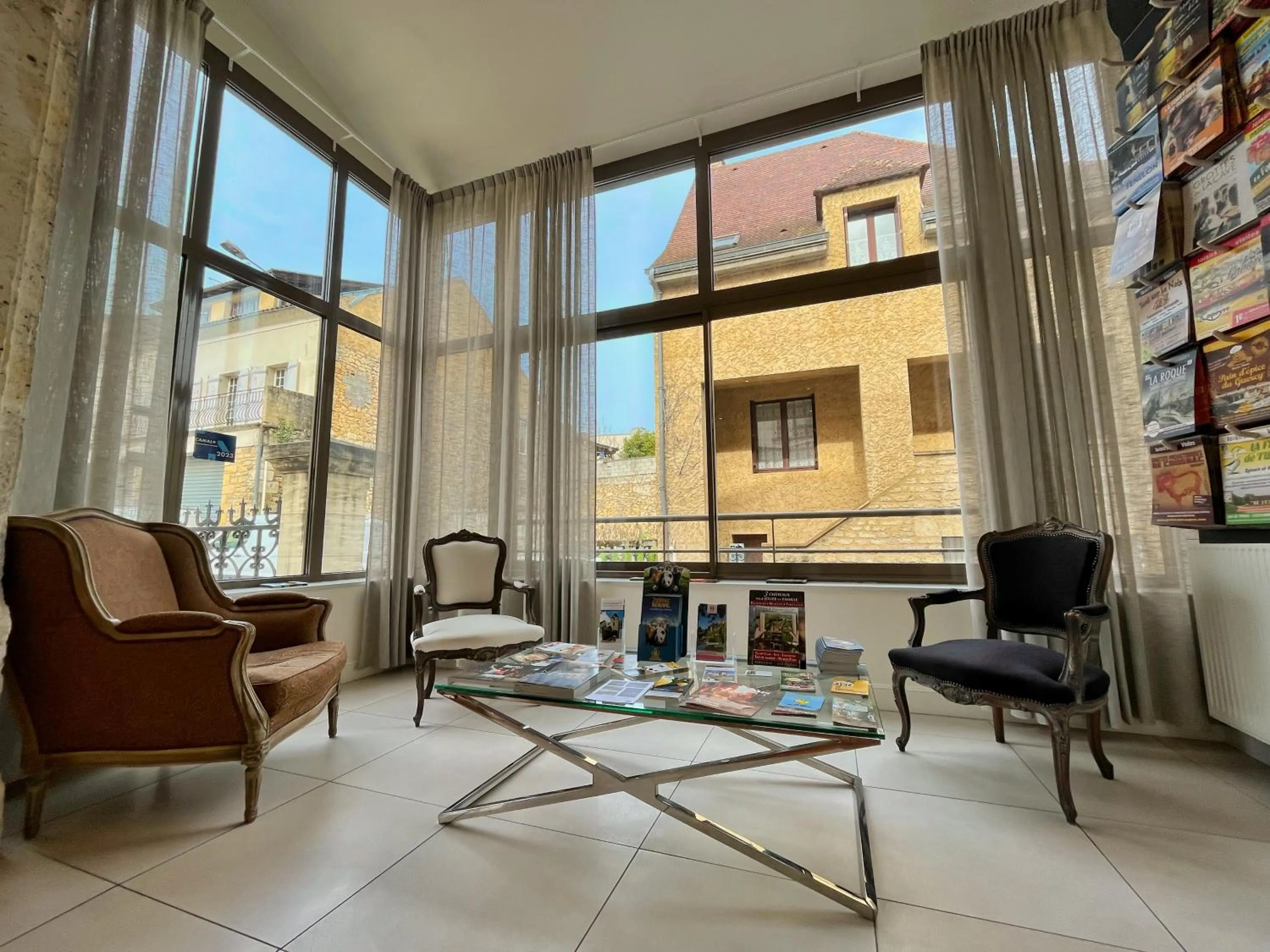 Property building in Hotel Le Renoir