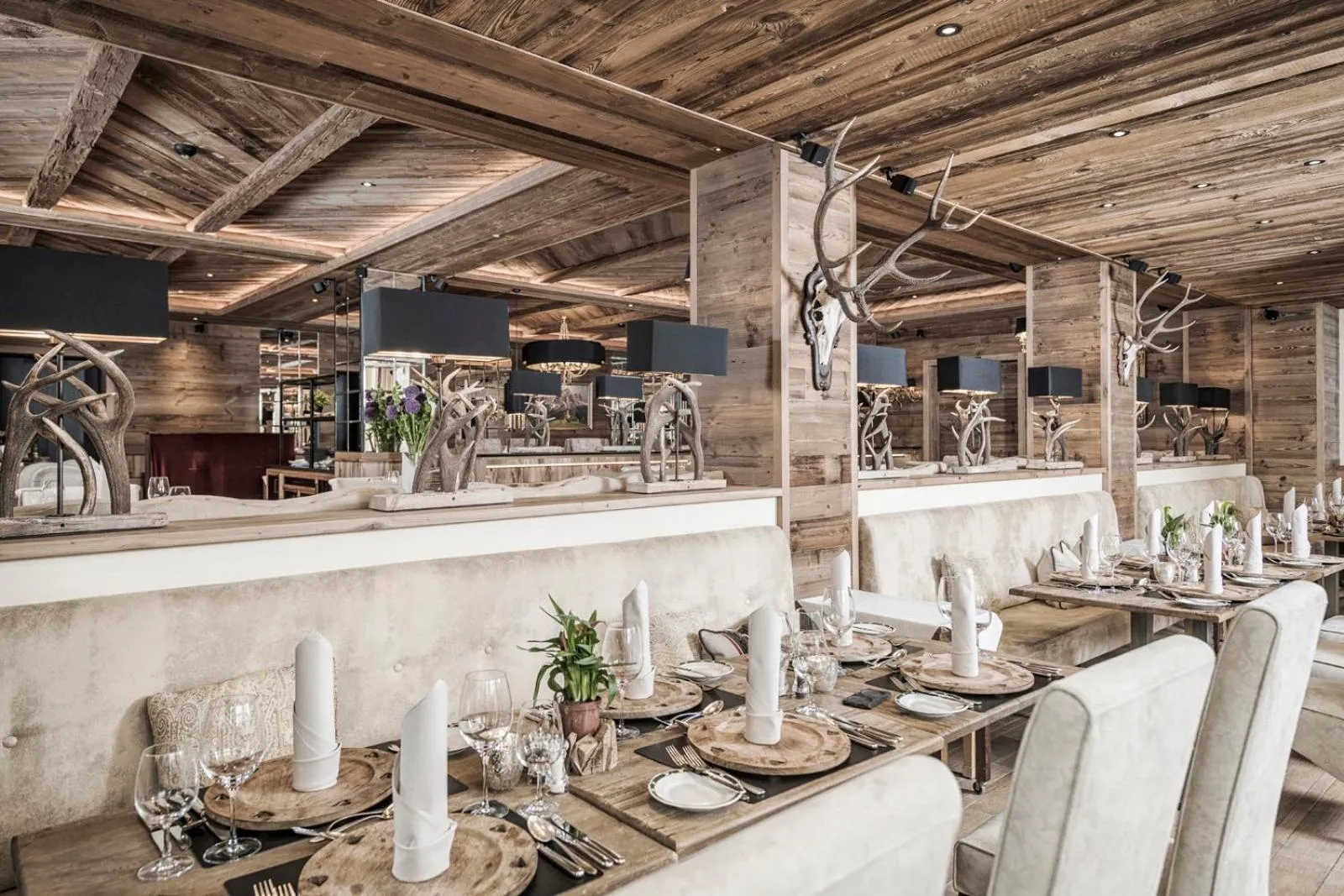 Restaurant/Places to Eat in Astoria Resort