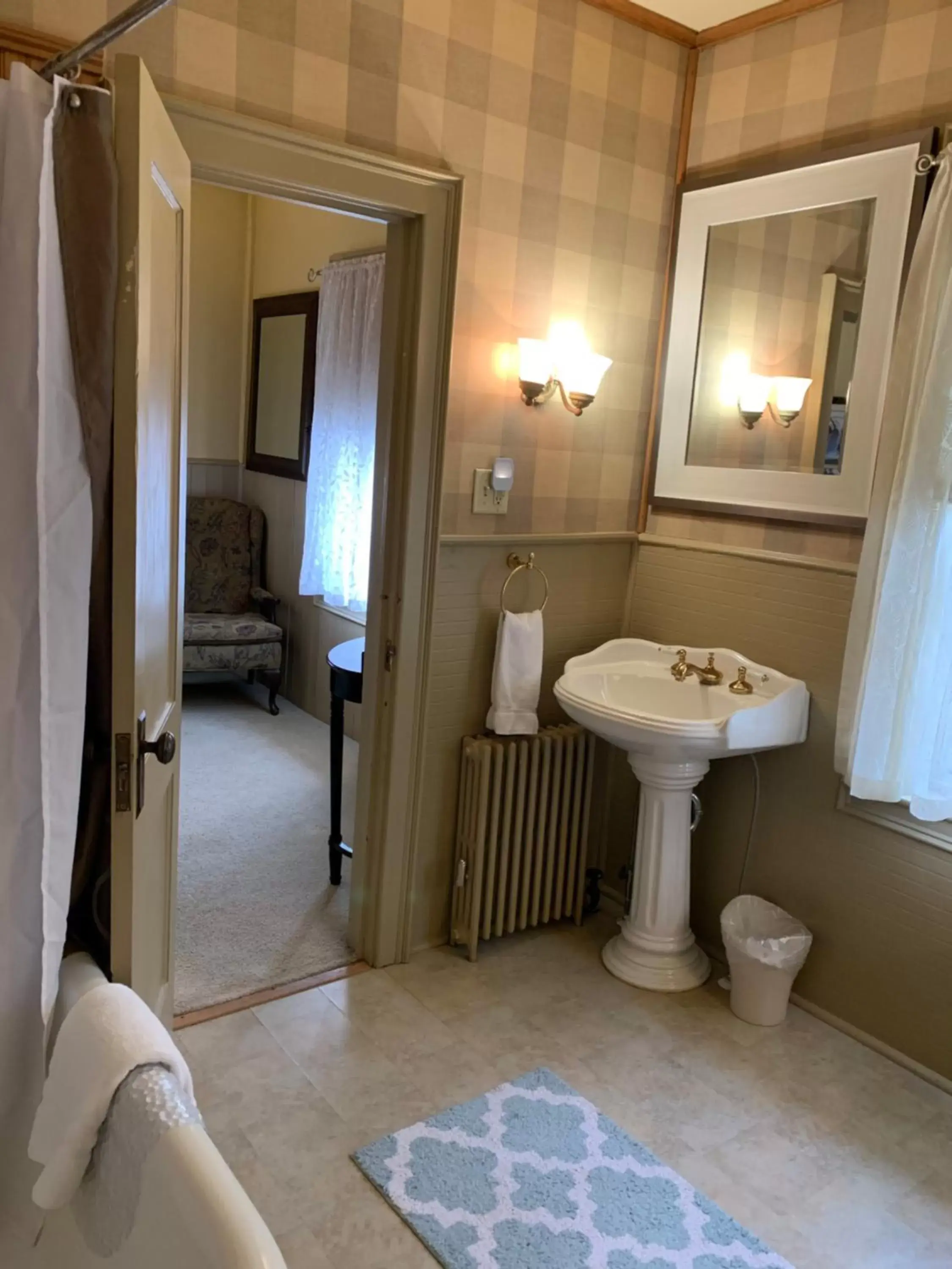 Deluxe Double or Twin Room in Waybury Inn Deluxe Double or Twin Room in Waybury Inn