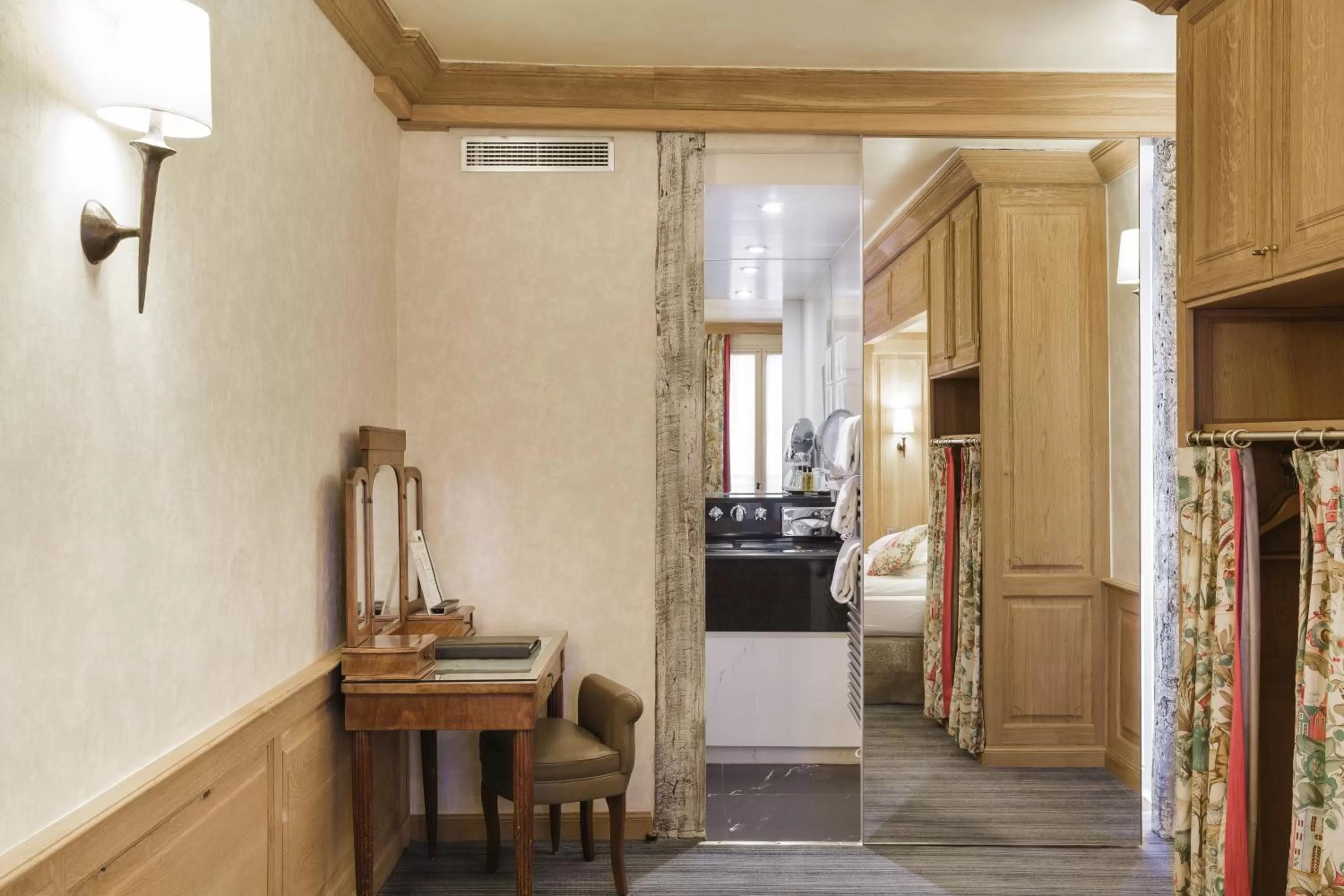 Photo of the whole room, Bed in La Perle Saint Germain des Prés