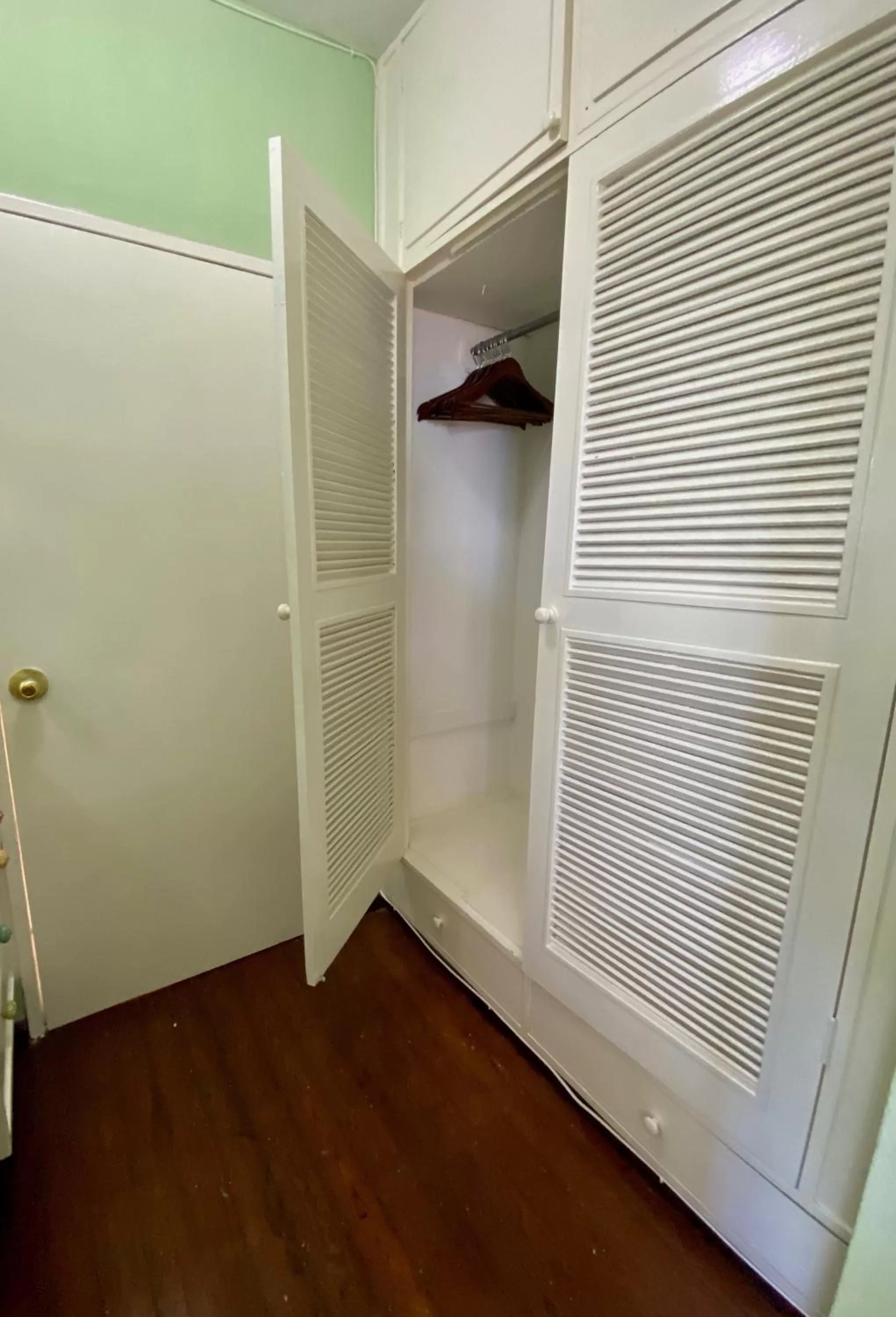 wardrobe, Bathroom in The Blue Orchid B&B