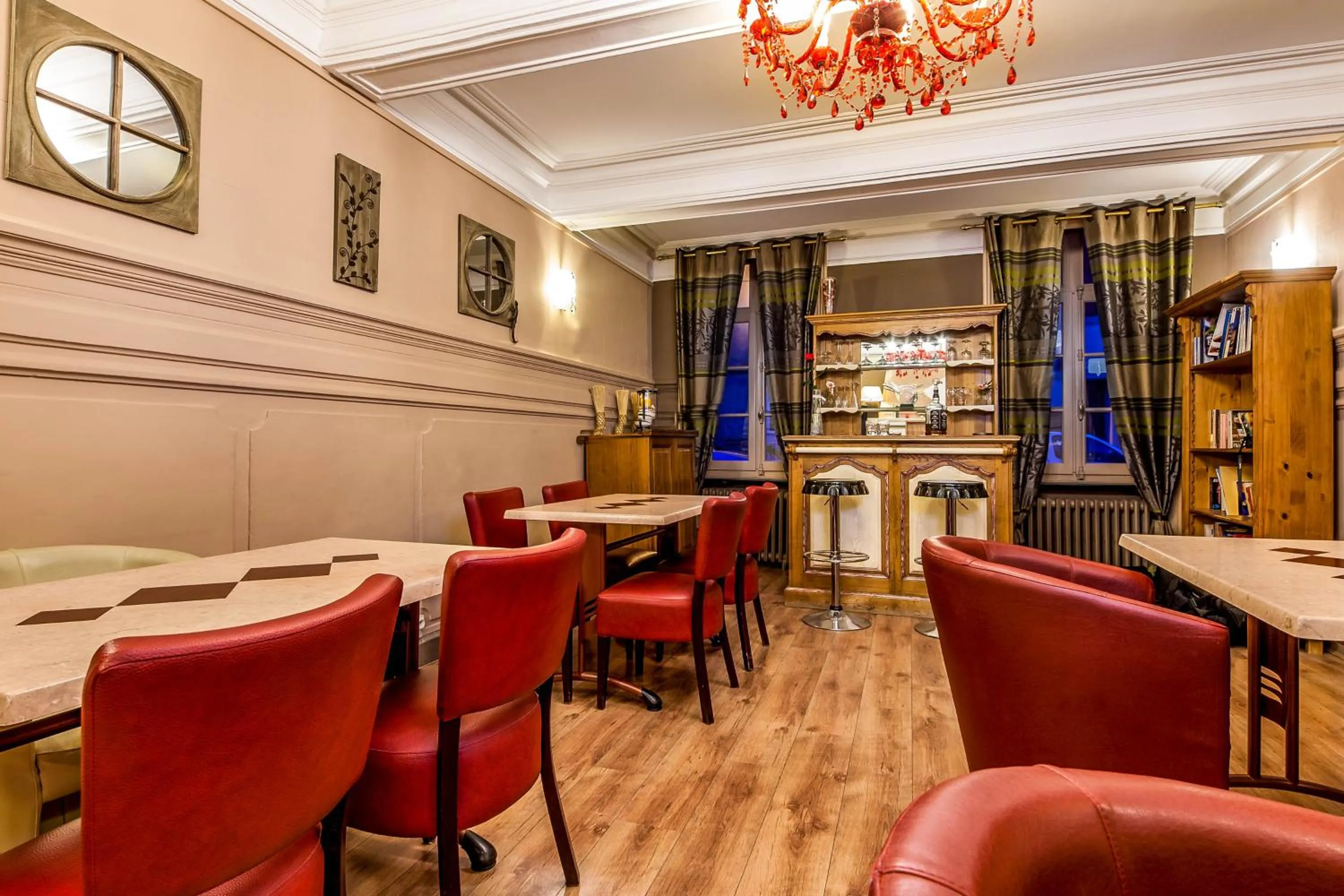 Communal lounge/ TV room in Logis Hôtel Restaurant Résidence