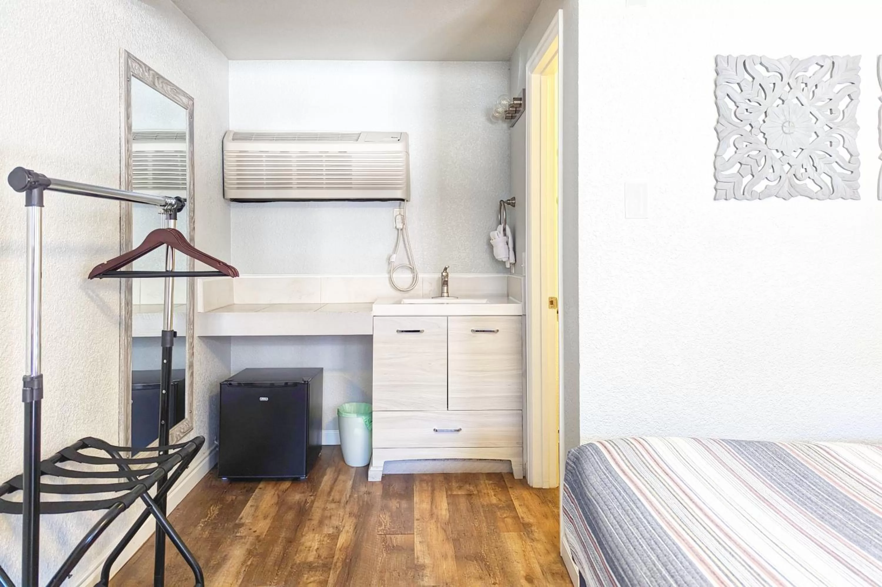 Bed in The Fountain Creek Inn of Manitou Springs