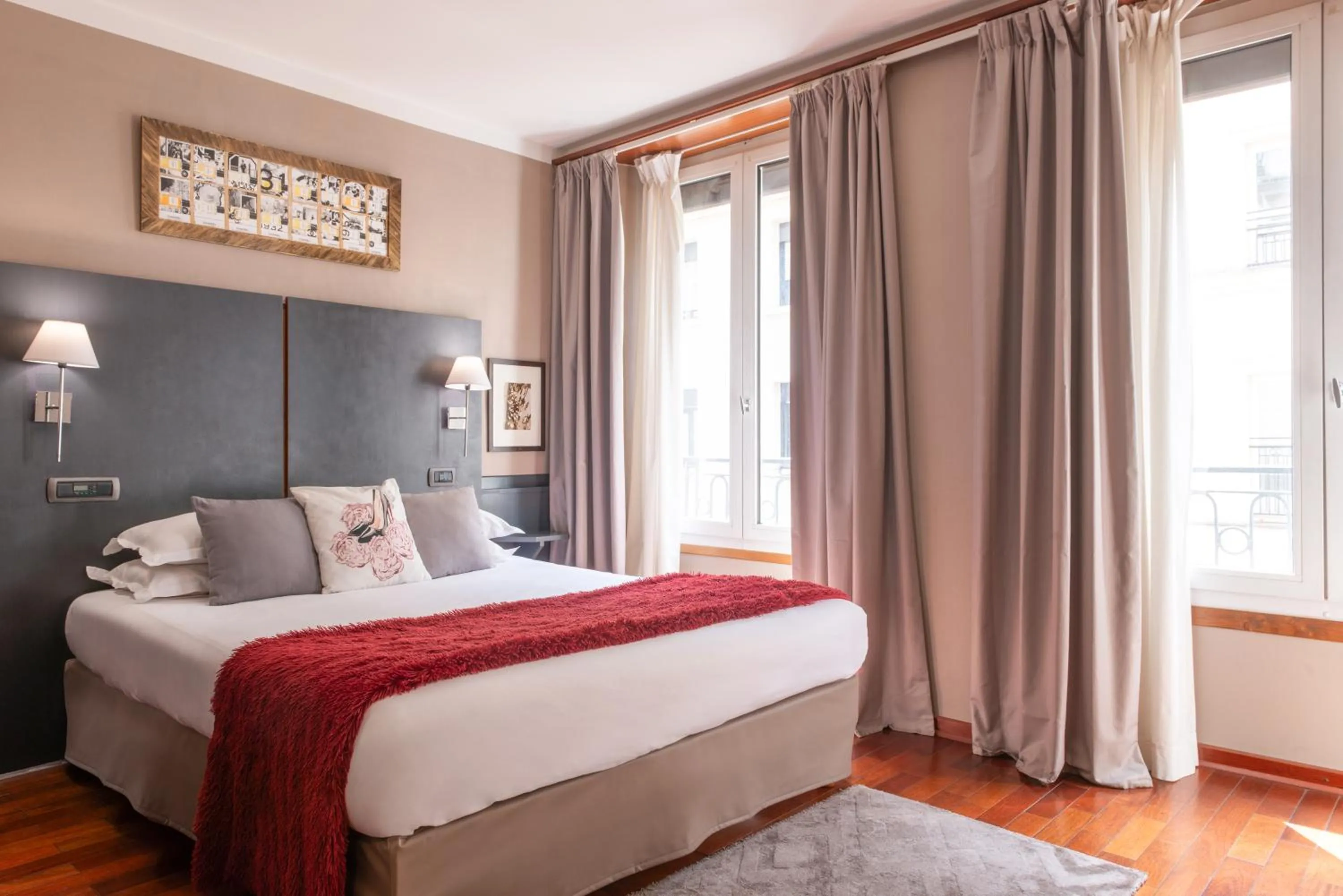 Bedroom, Bed in Hotel George Sand Opéra Paris