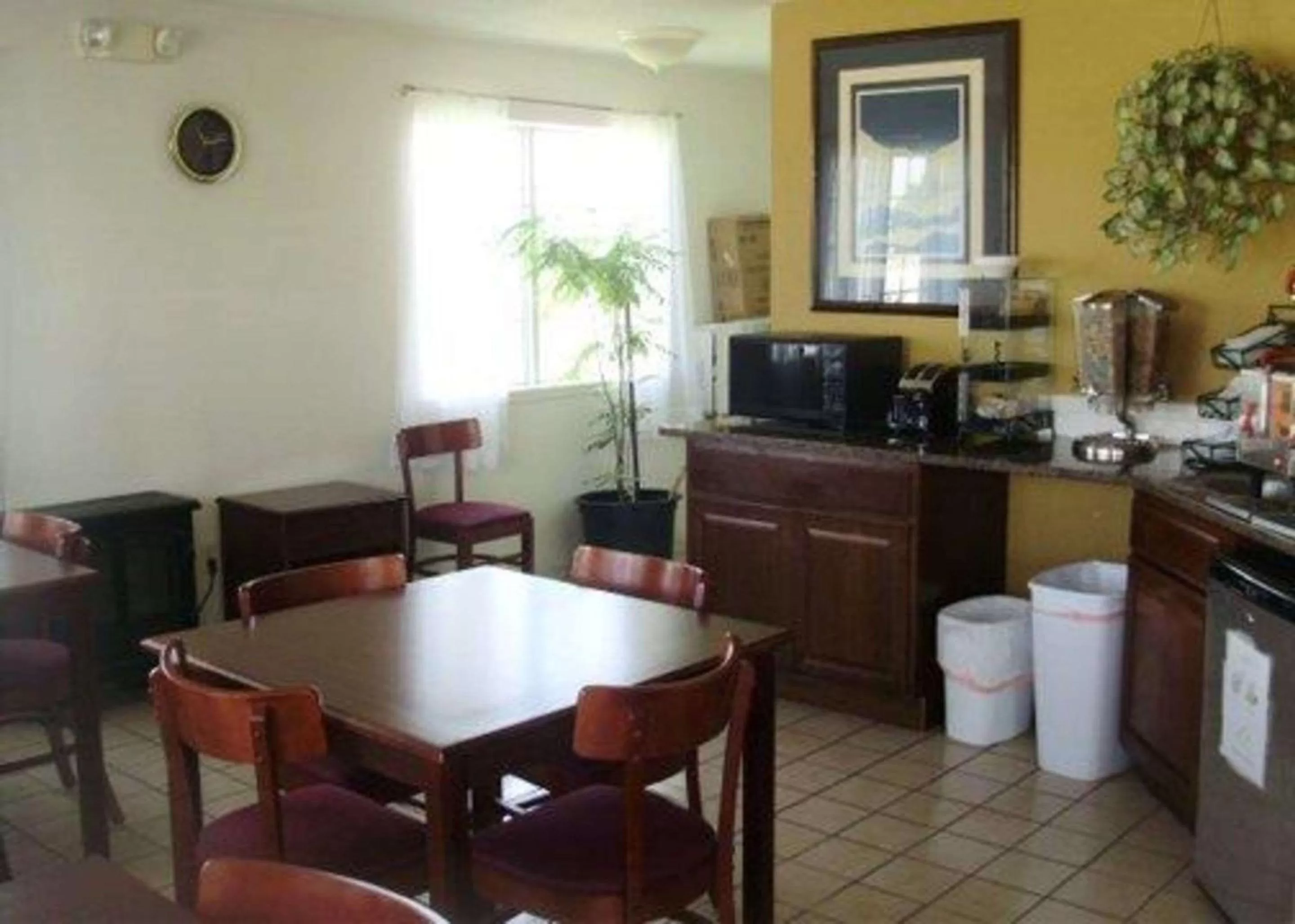 Restaurant/places to eat in Rodeway Inn