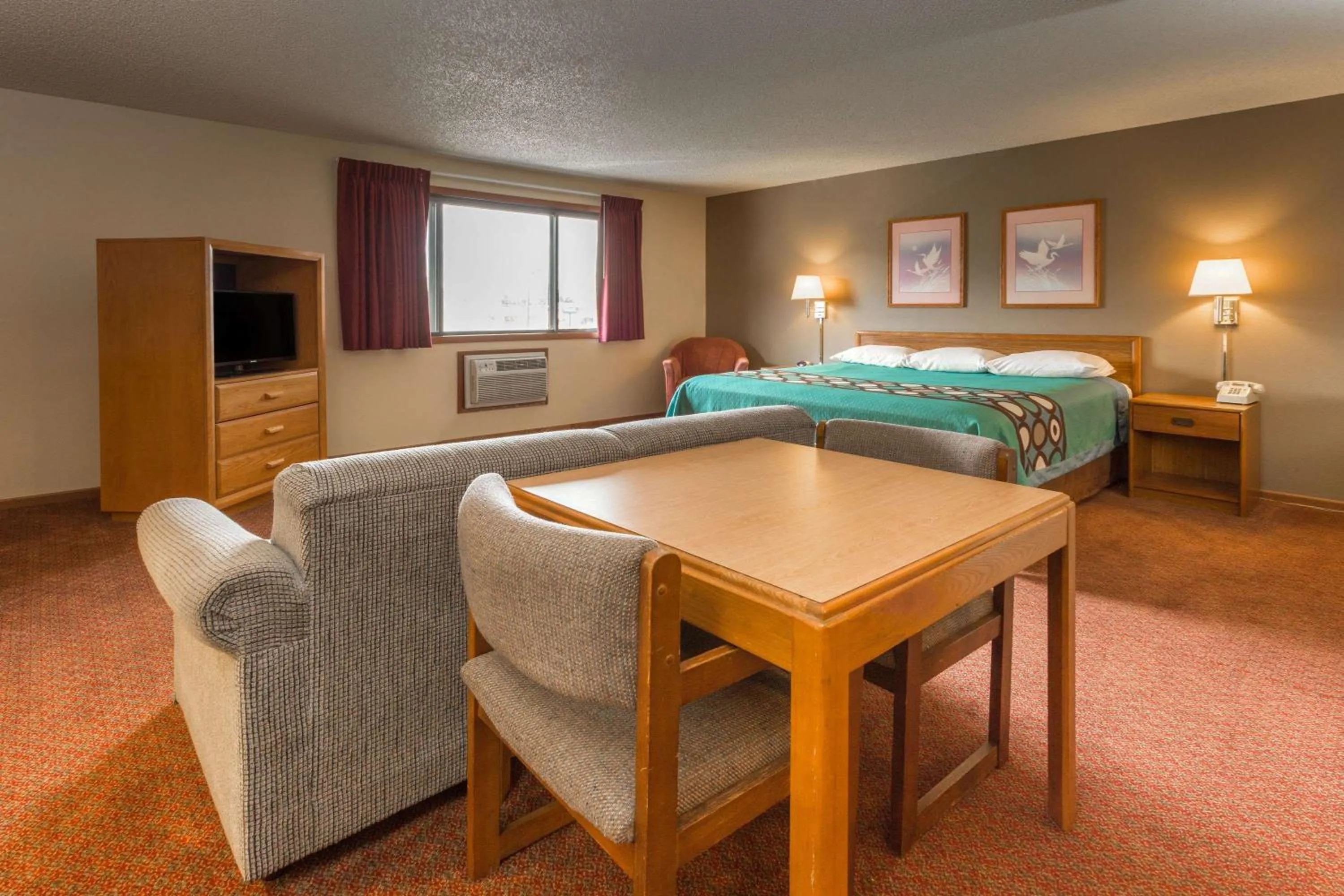 Photo of the whole room, Bed in Super 8 by Wyndham Hartford WI