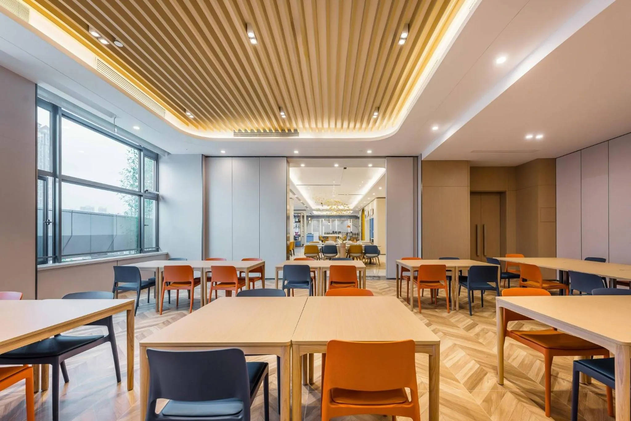 Restaurant/places to eat in Holiday Inn Express Jiangmen East Station by IHG