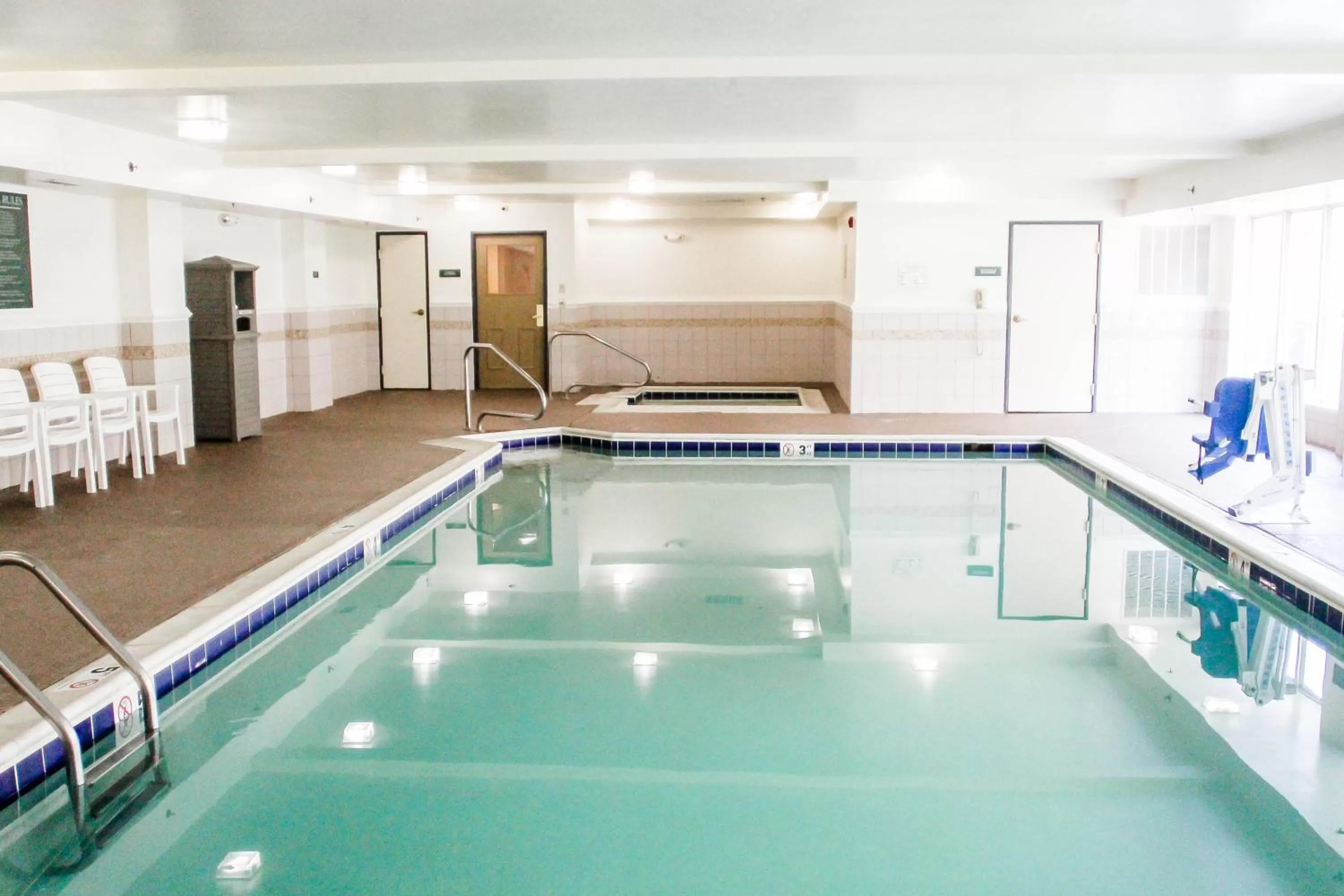 Swimming pool in Country Inn & Suites by Radisson, Chester, VA