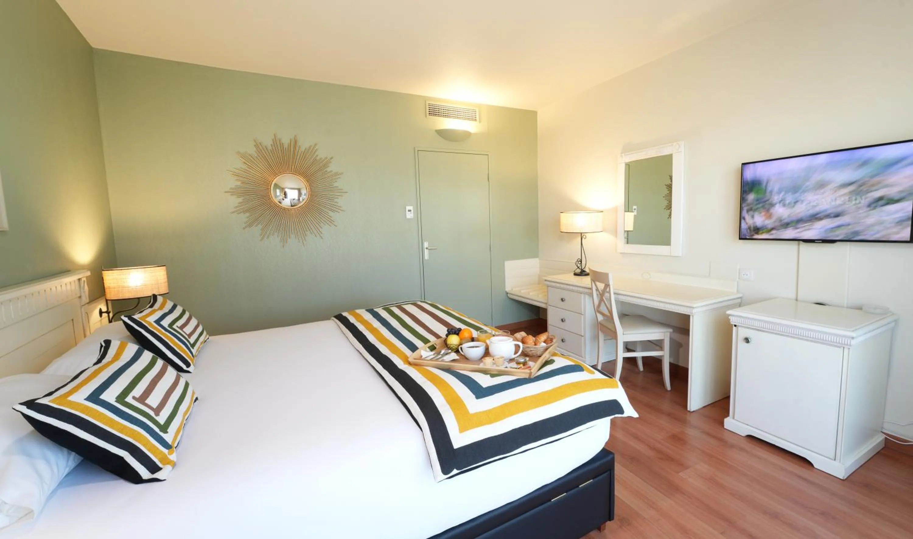 Photo of the whole room, Bed in Hôtel Mount Venturi - Aix-En-Provence Sainte-Victoire - Bar & Restaurant & Padel