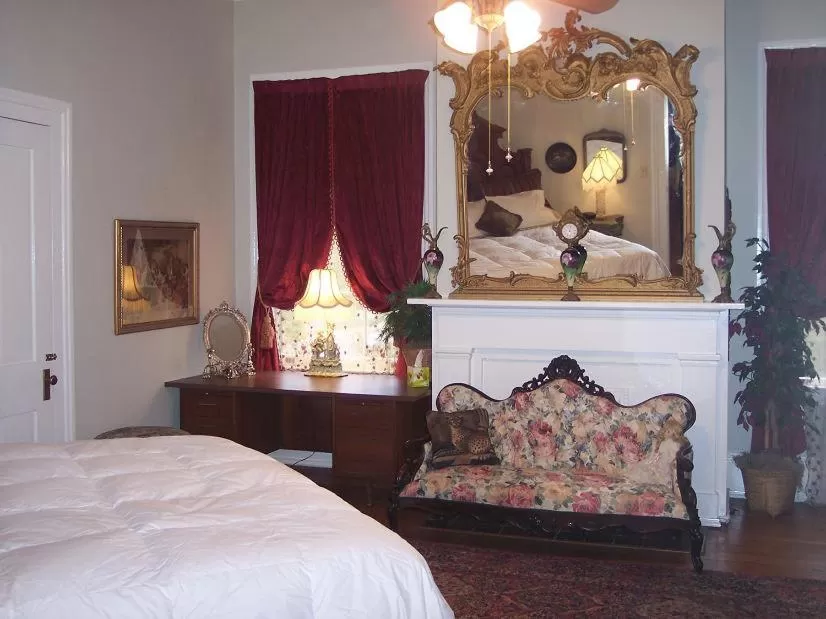 Seating area, Bed in Shadowlawn Bed and Breakfast