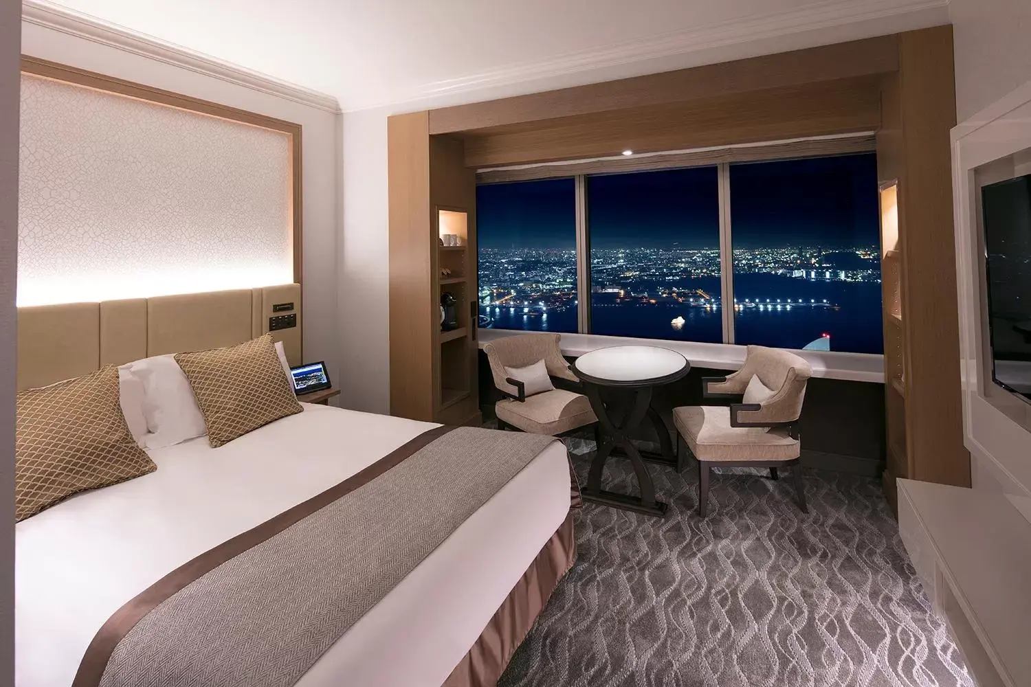 Sky Resort Floor Atelier Comfort Double Room with Bay View in Yokohama Royal Park Hotel Sky Resort Floor Atelier Comfort Double Room with Bay View in Yokohama Royal Park Hotel