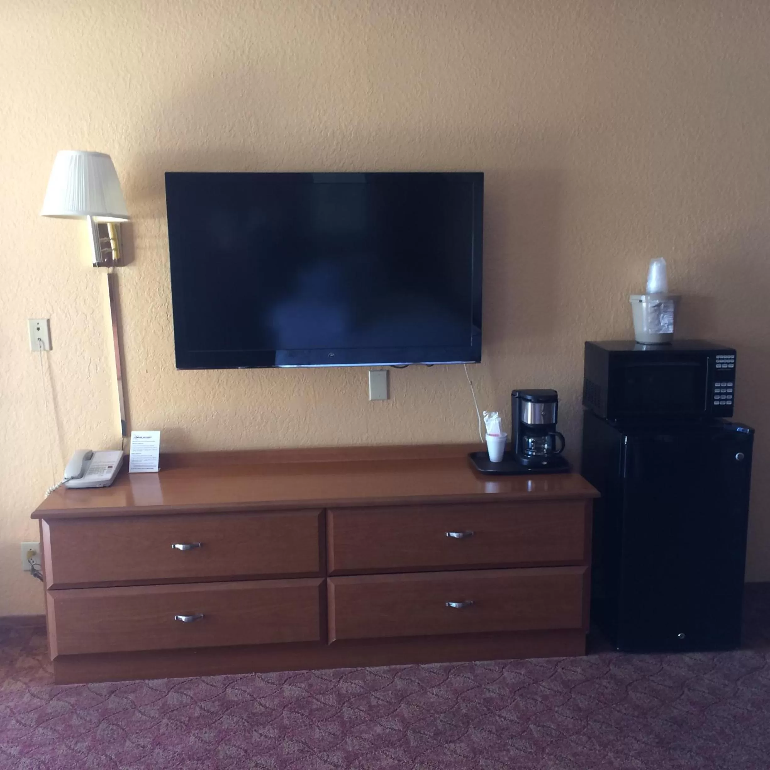 Bed in DeQueen Courtyard Inn