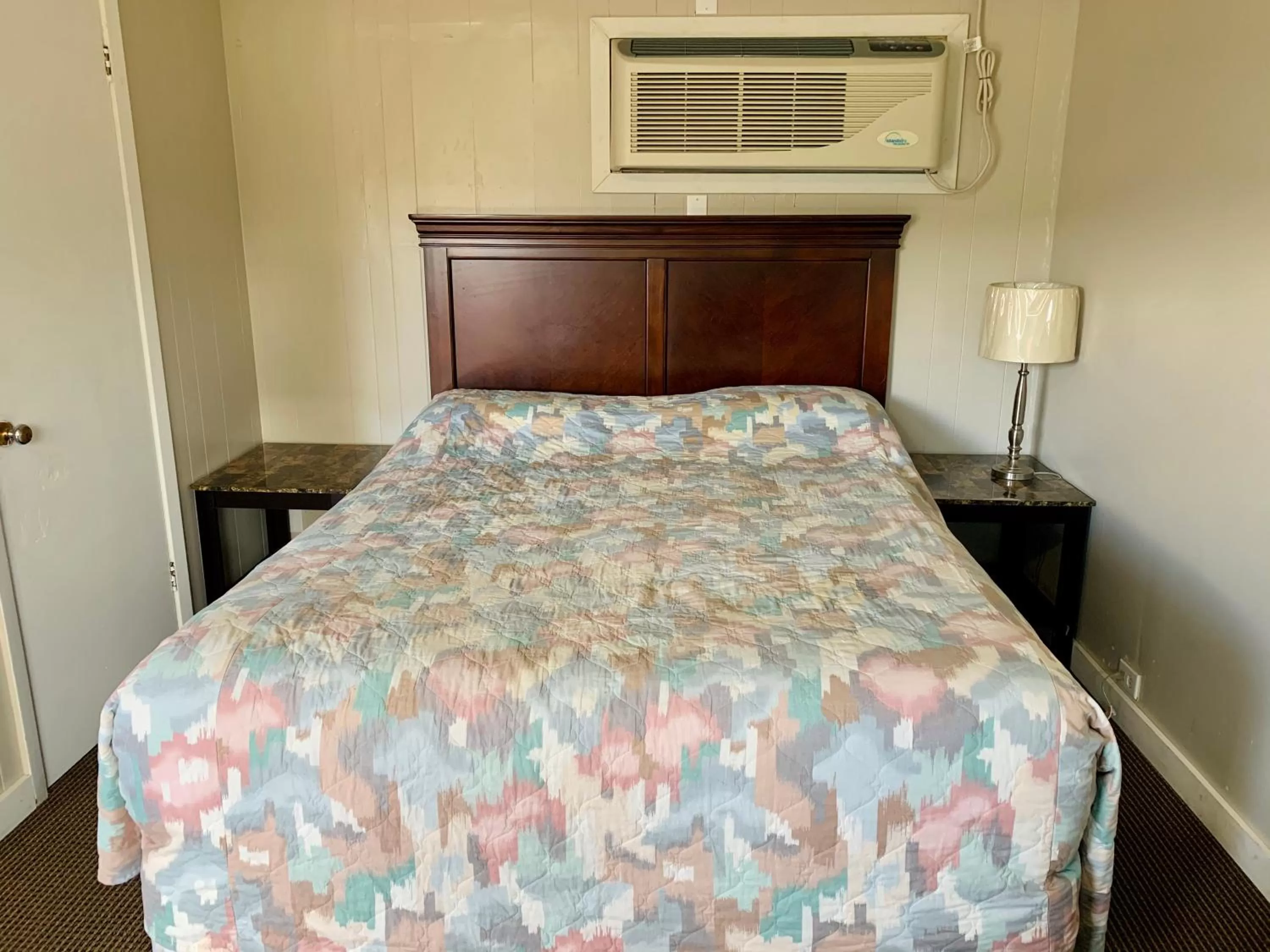 Bed in Night Inn Grand Forks