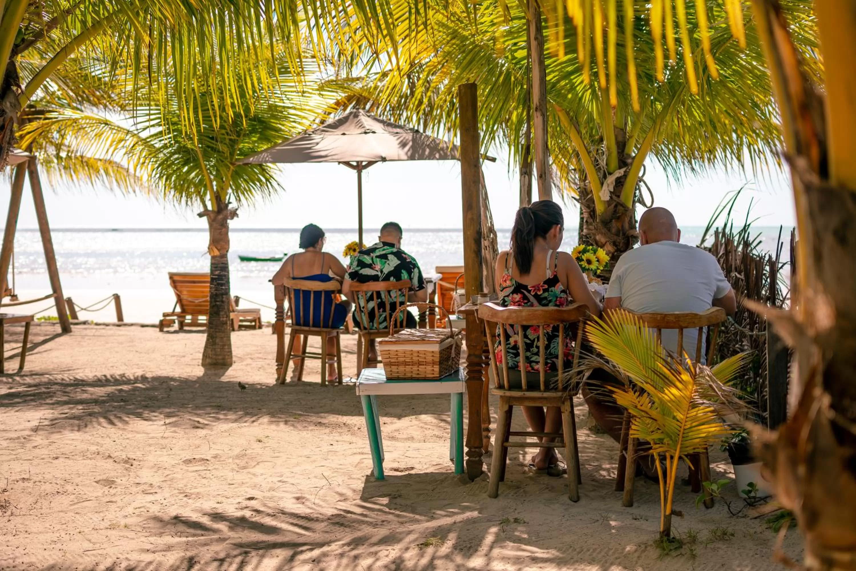 Restaurant/places to eat, Beach in Pousada Enero