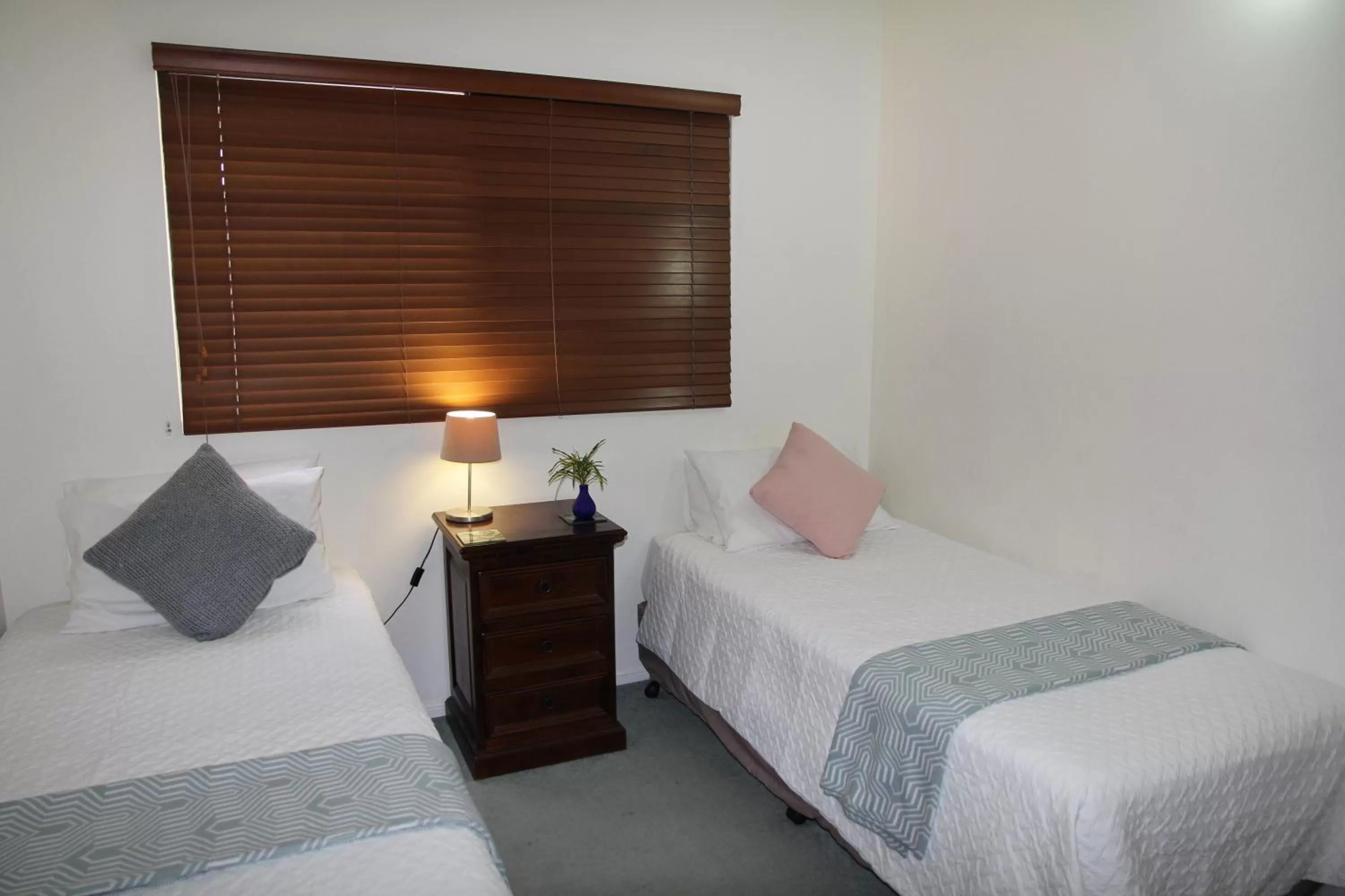 Bedroom, Bed in Darwin Deluxe Apartments