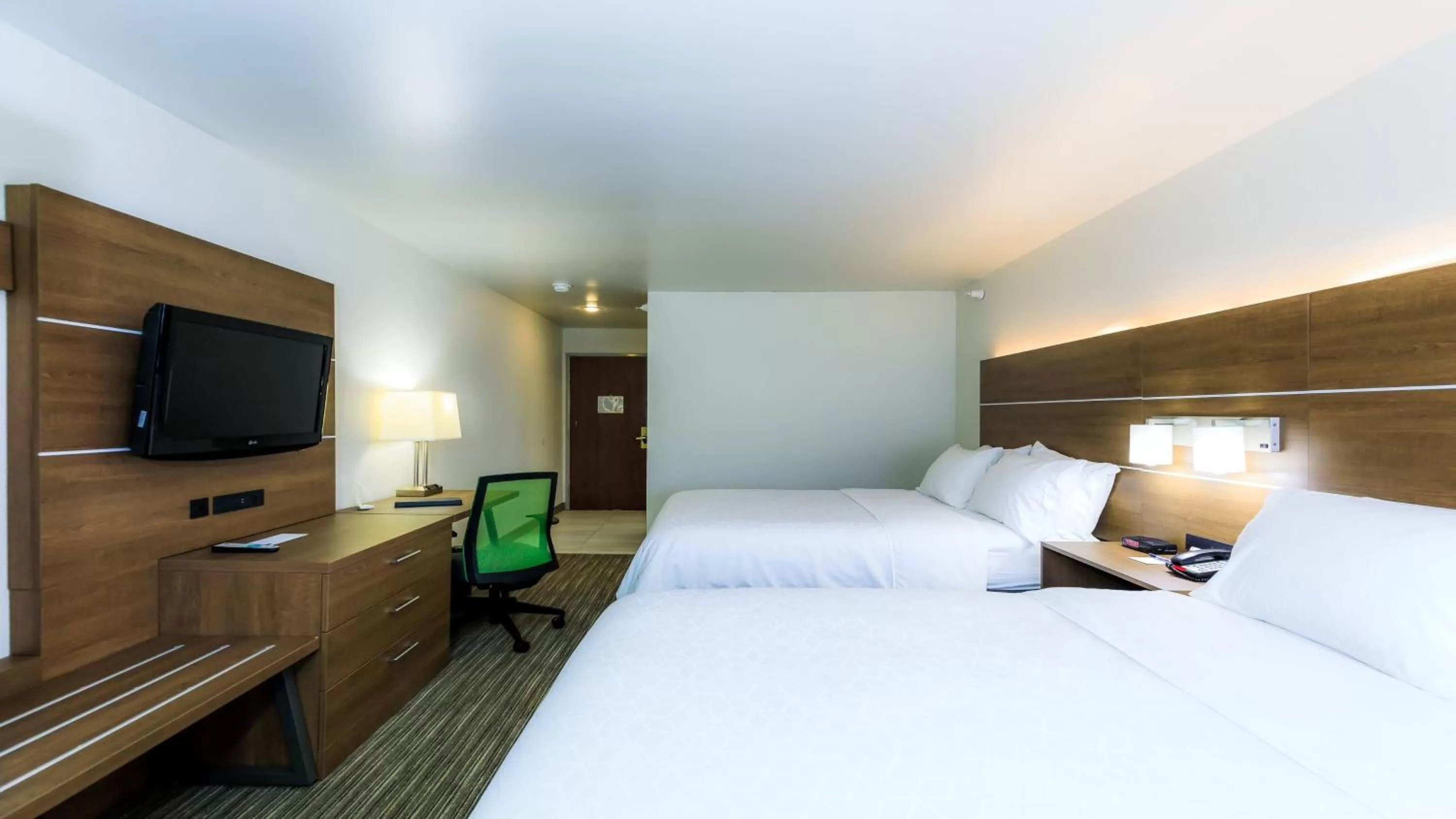Photo of the whole room, Bed in Holiday Inn Express Osage Beach - Lake of the Ozarks by IHG