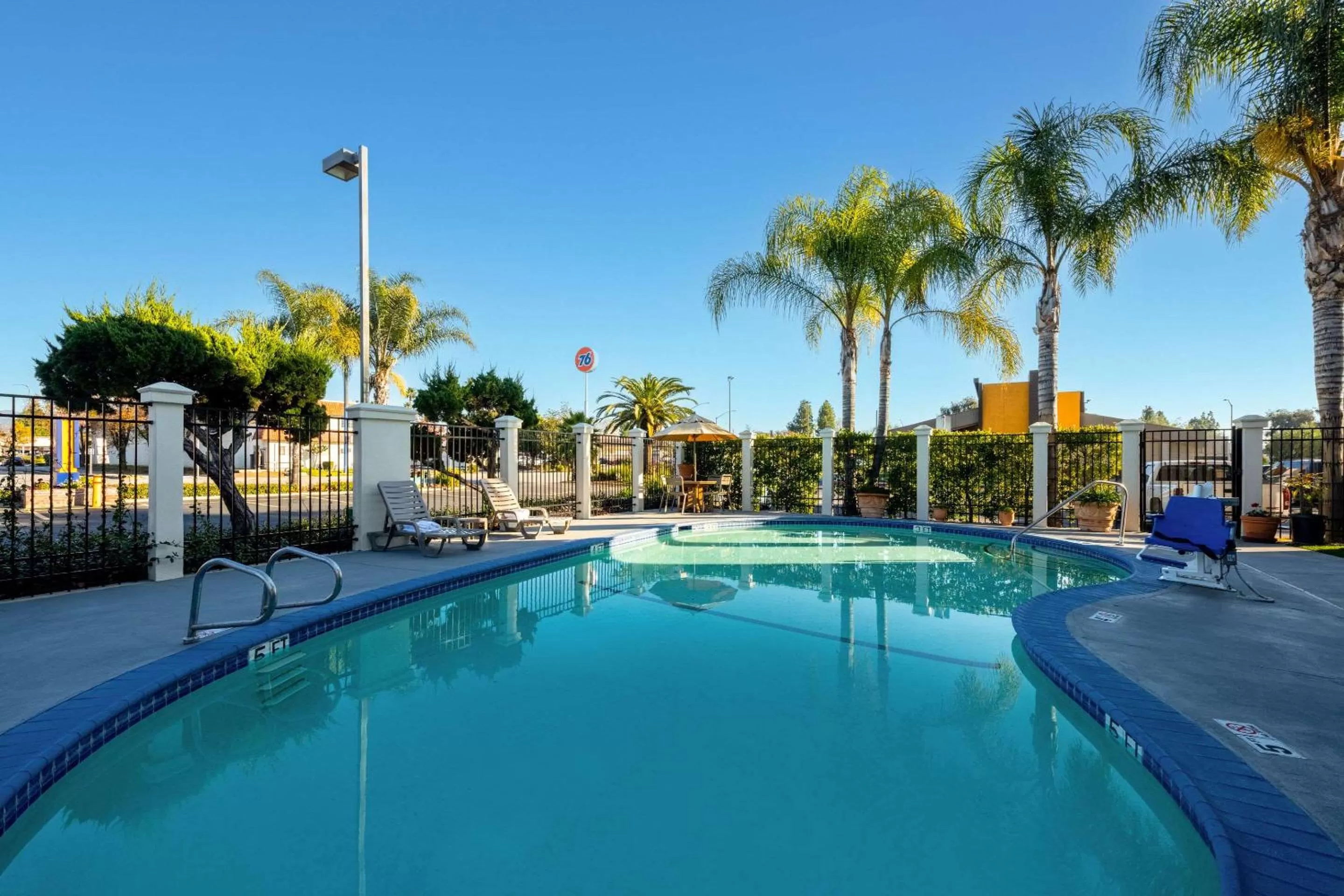Swimming pool in Comfort Inn Gilroy