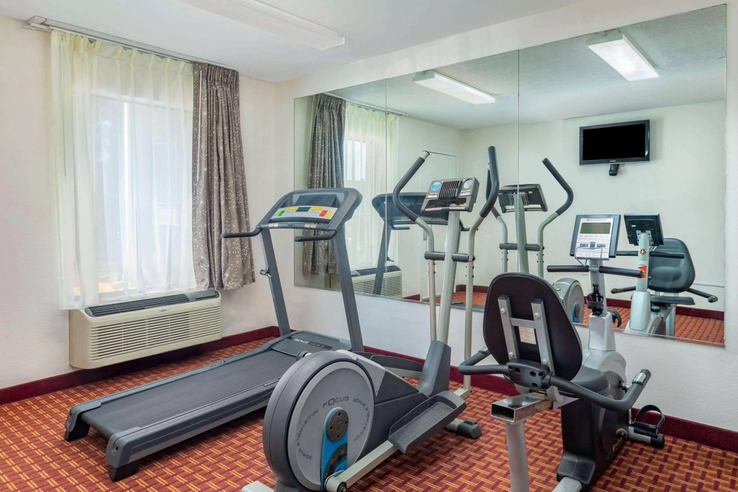 Fitness centre/facilities in Howard Johnson by Wyndham Rock Hill