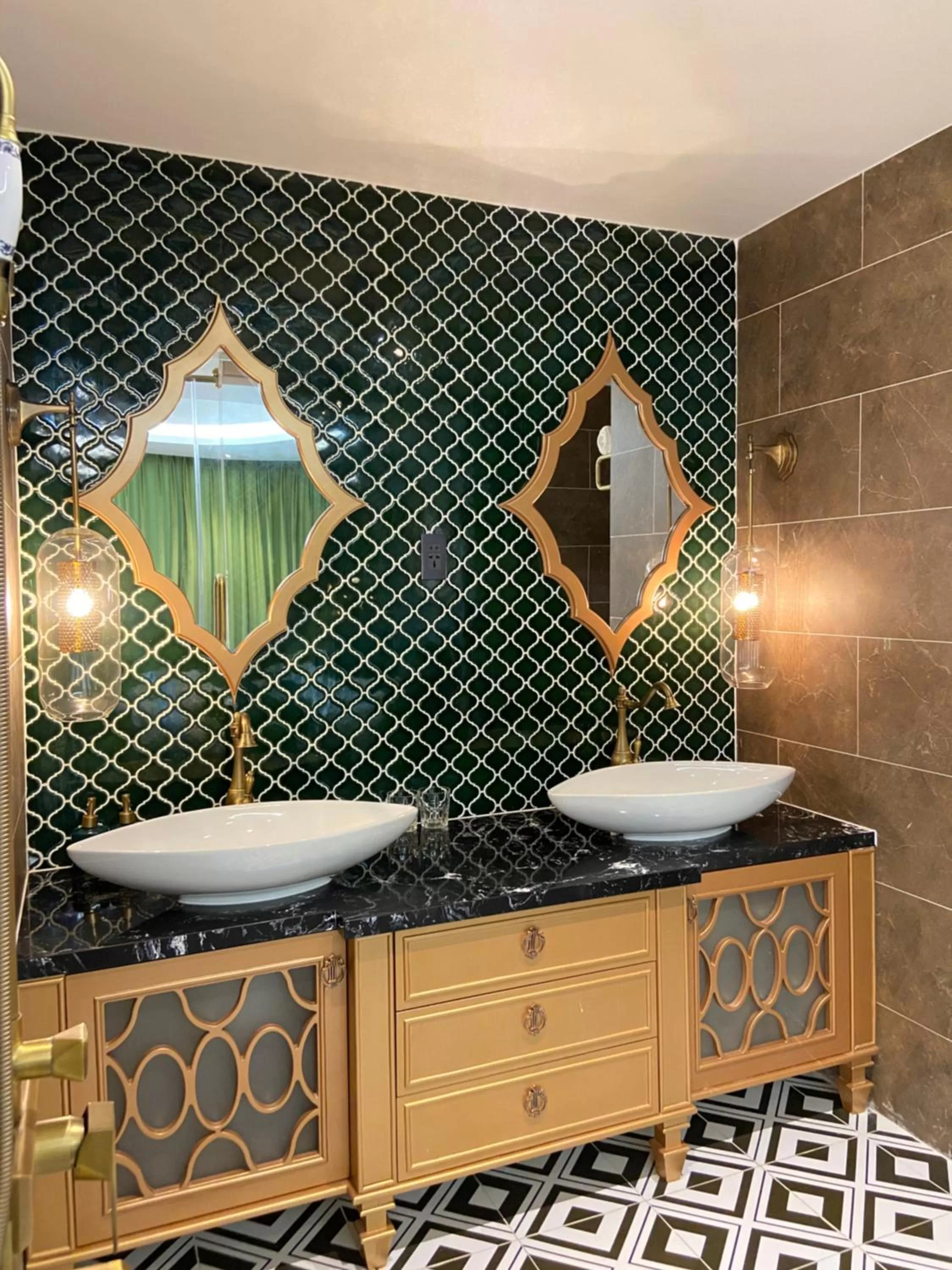 Shower in Dazi Signature