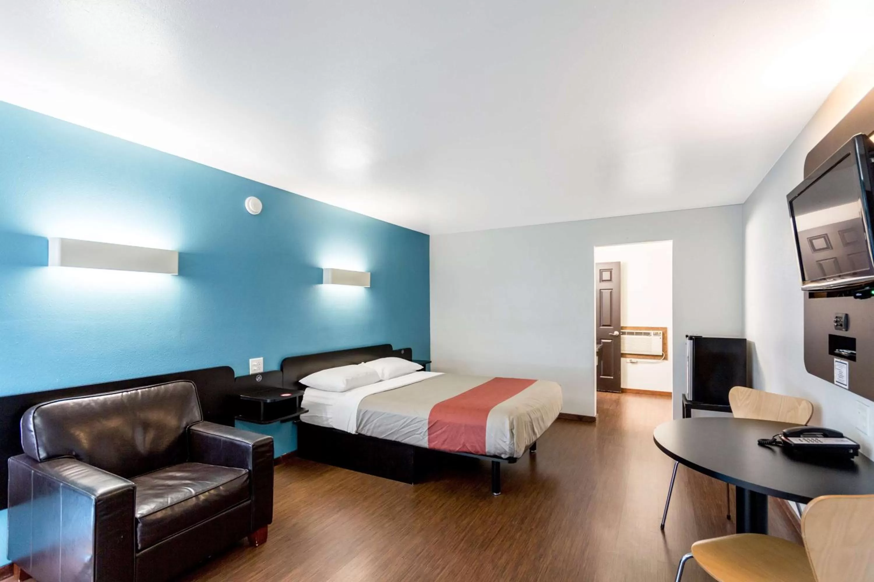 Photo of the whole room, Bed in Motel 6 University Missoula