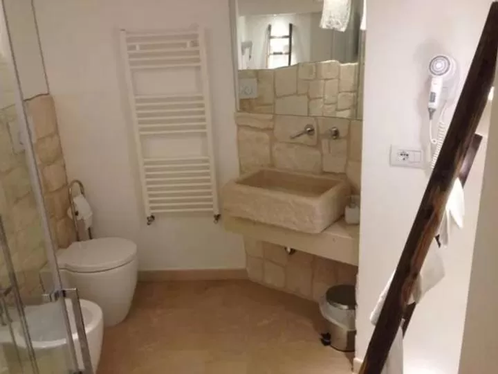 Bathroom in Le Malve Cave Retreat