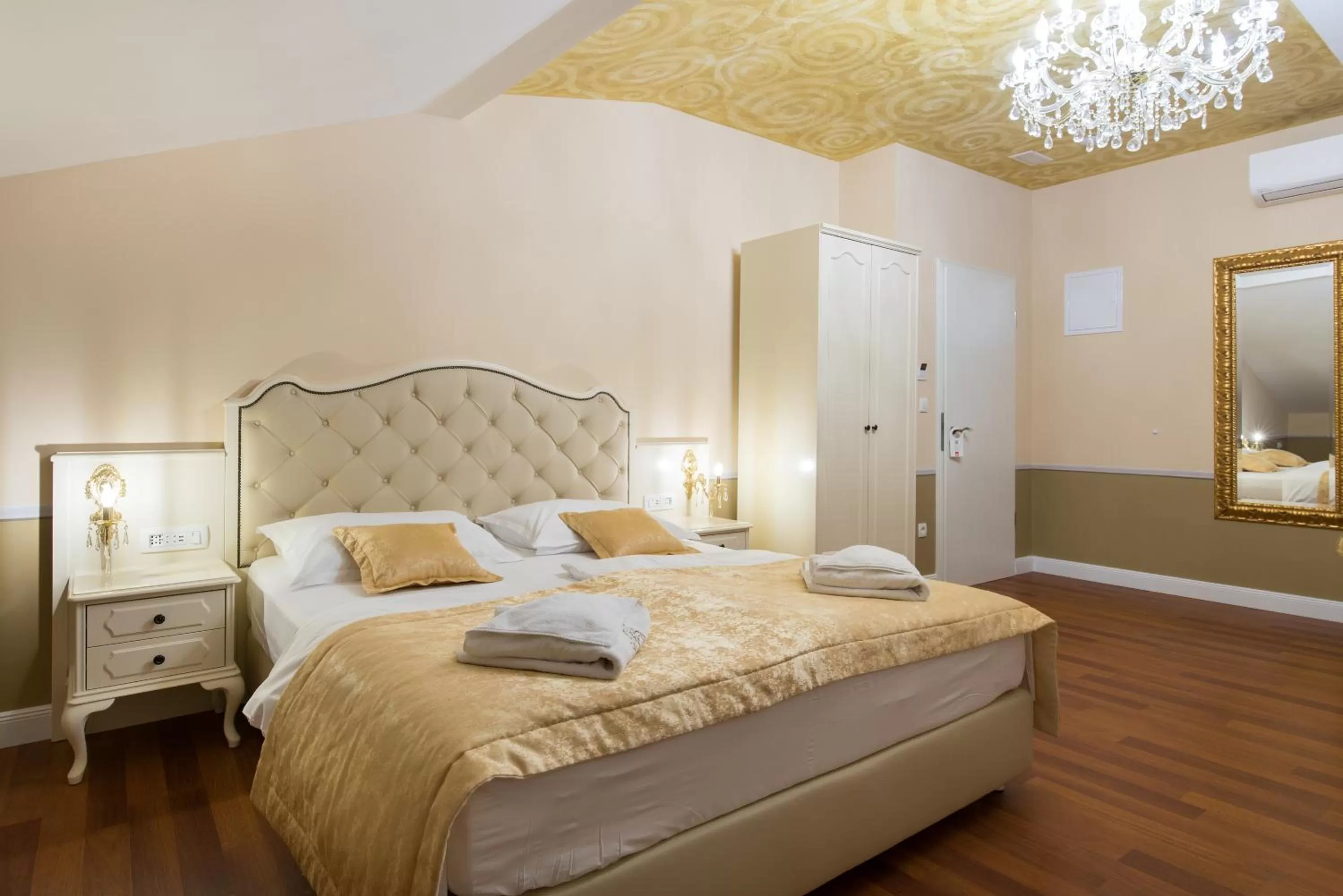 Bed in Central Square Heritage Hotel