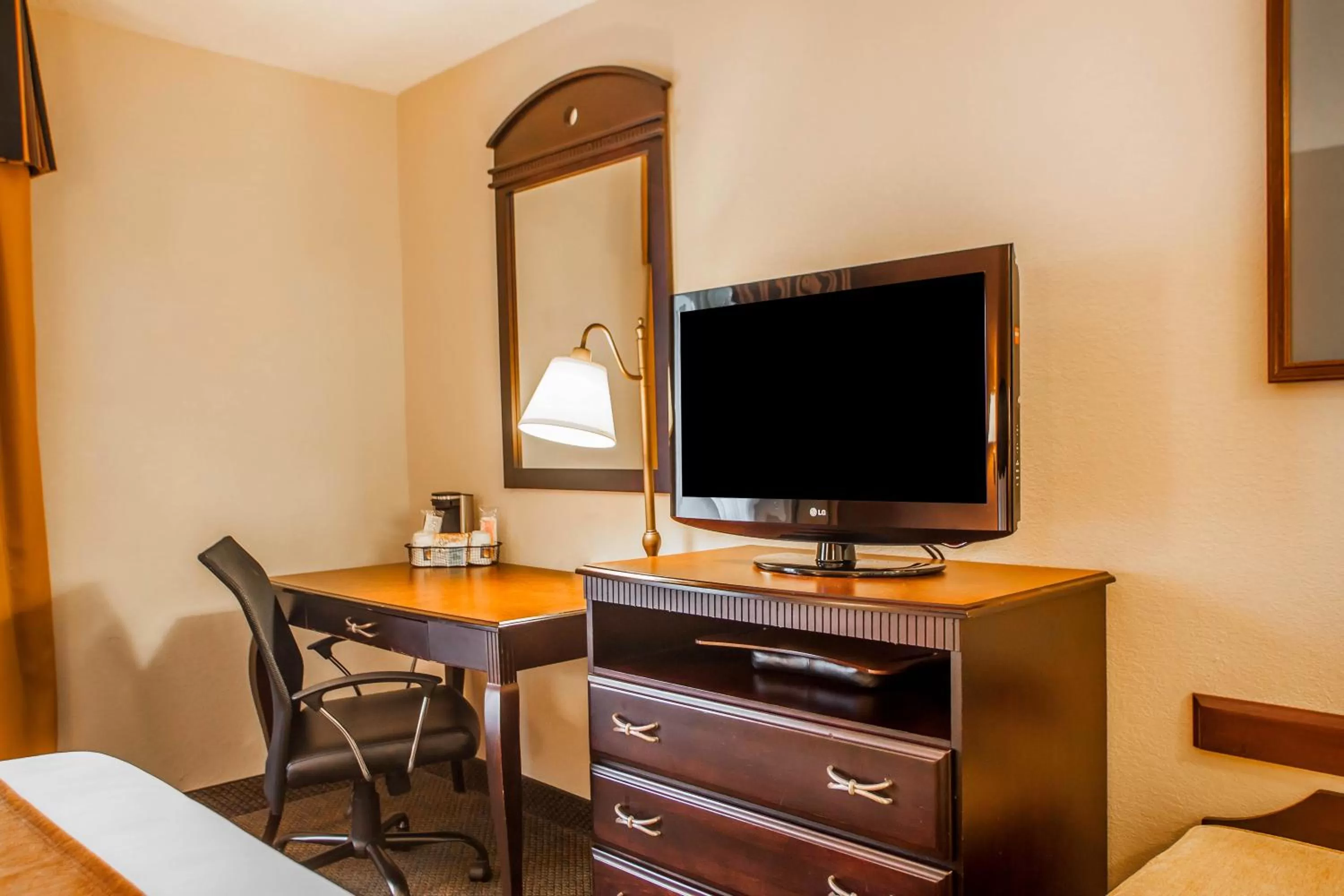Queen Room in Comfort Inn & Suites Somerset - New Brunswick