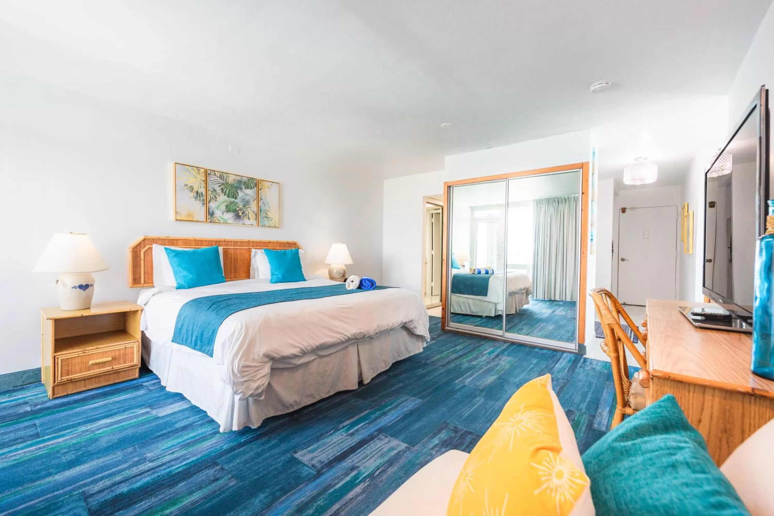 Photo of the whole room in ESJ Towers by Chana