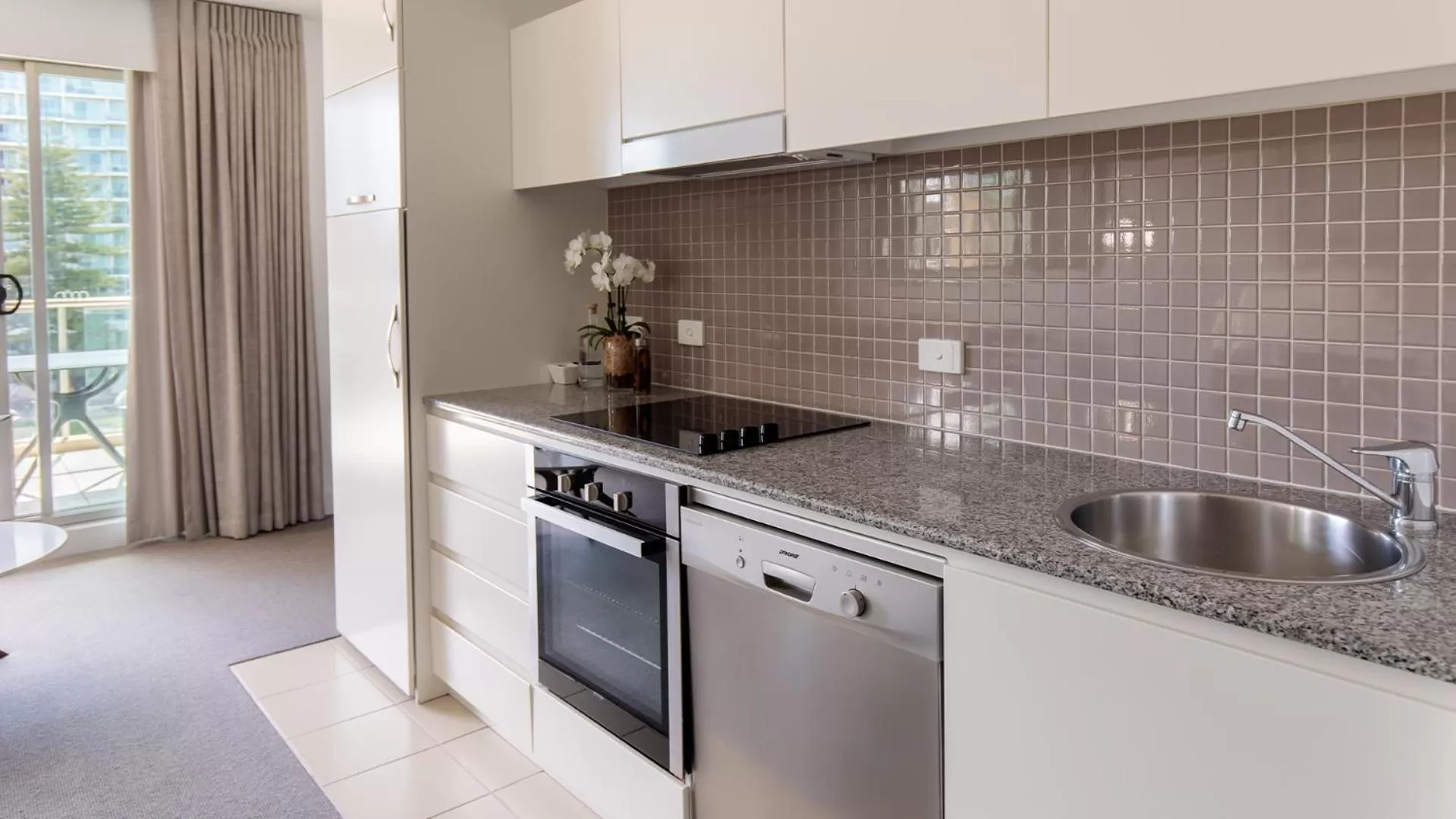 Kitchen or kitchenette in Oaks Glenelg Plaza Pier Suites