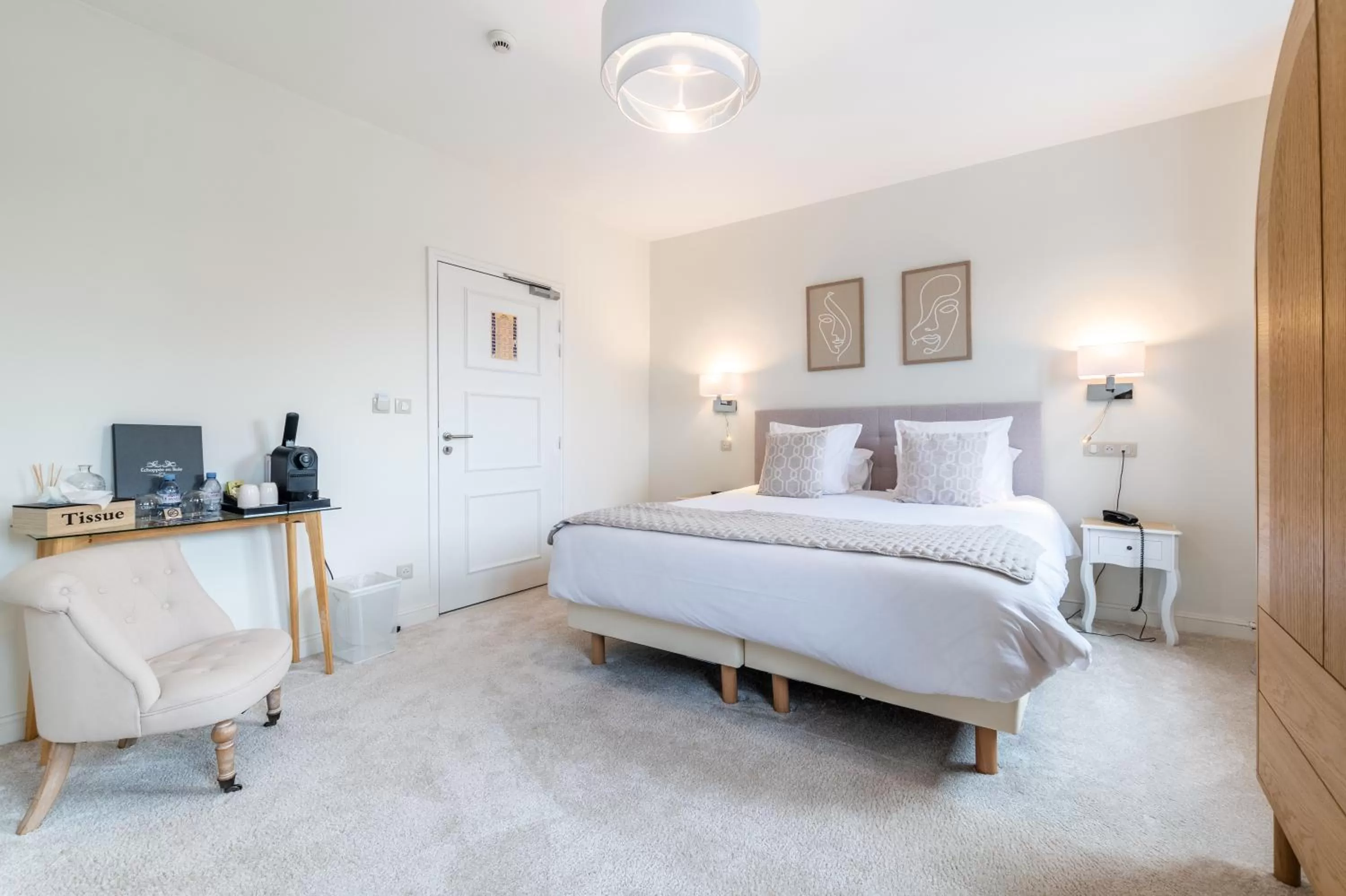 Bed in Hôtel Échappée en Baie - Parking privé gratuit dont forfaits bornes électriques réservable