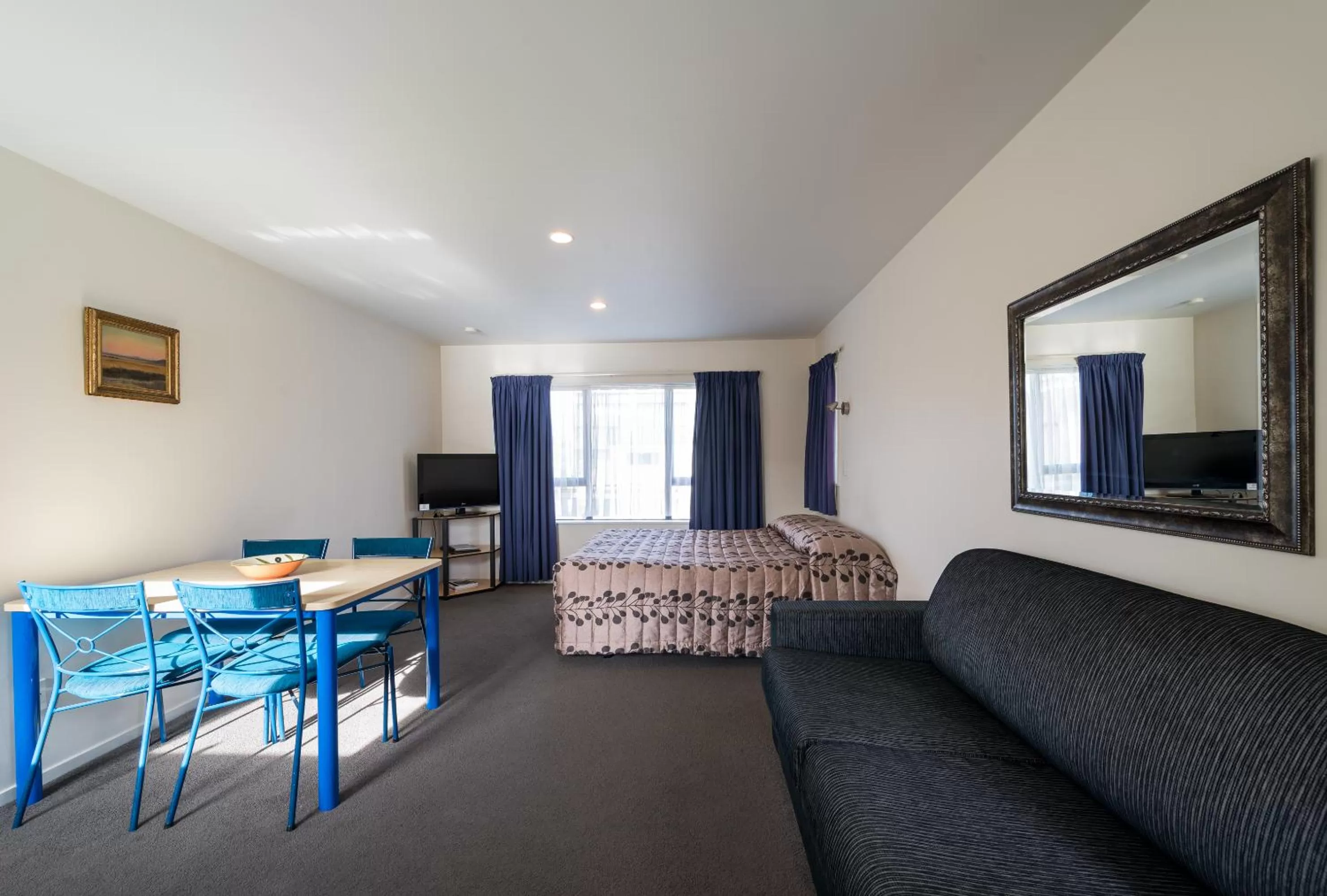 Communal lounge/ TV room in Annabelle Court Motel