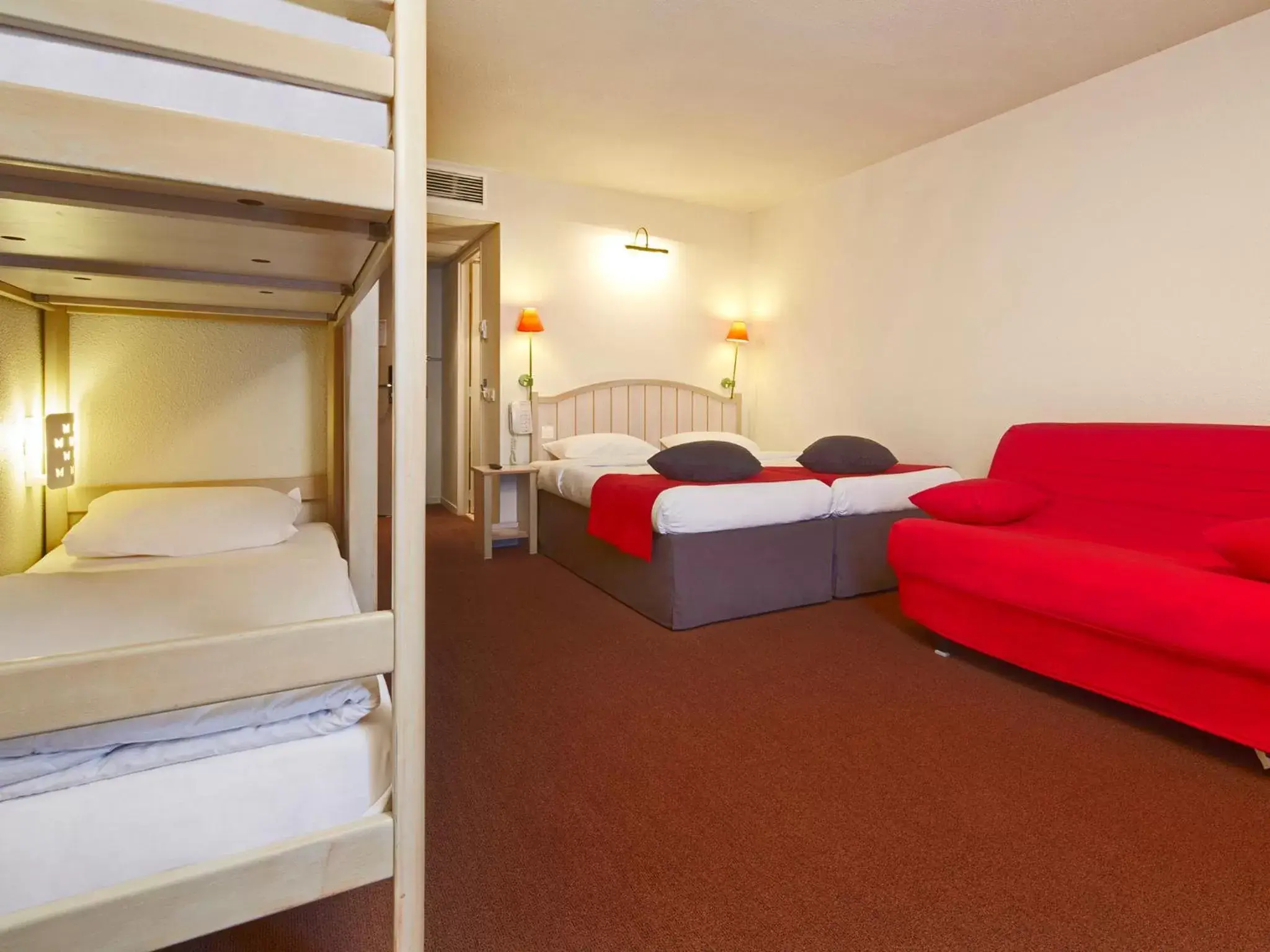 Standard Twin Room with 1 Sofa Bed and 2 Bunk Beds - single occupancy in Campanile Val de France Standard Twin Room with 1 Sofa Bed and 2 Bunk Beds - single occupancy in Campanile Val de France